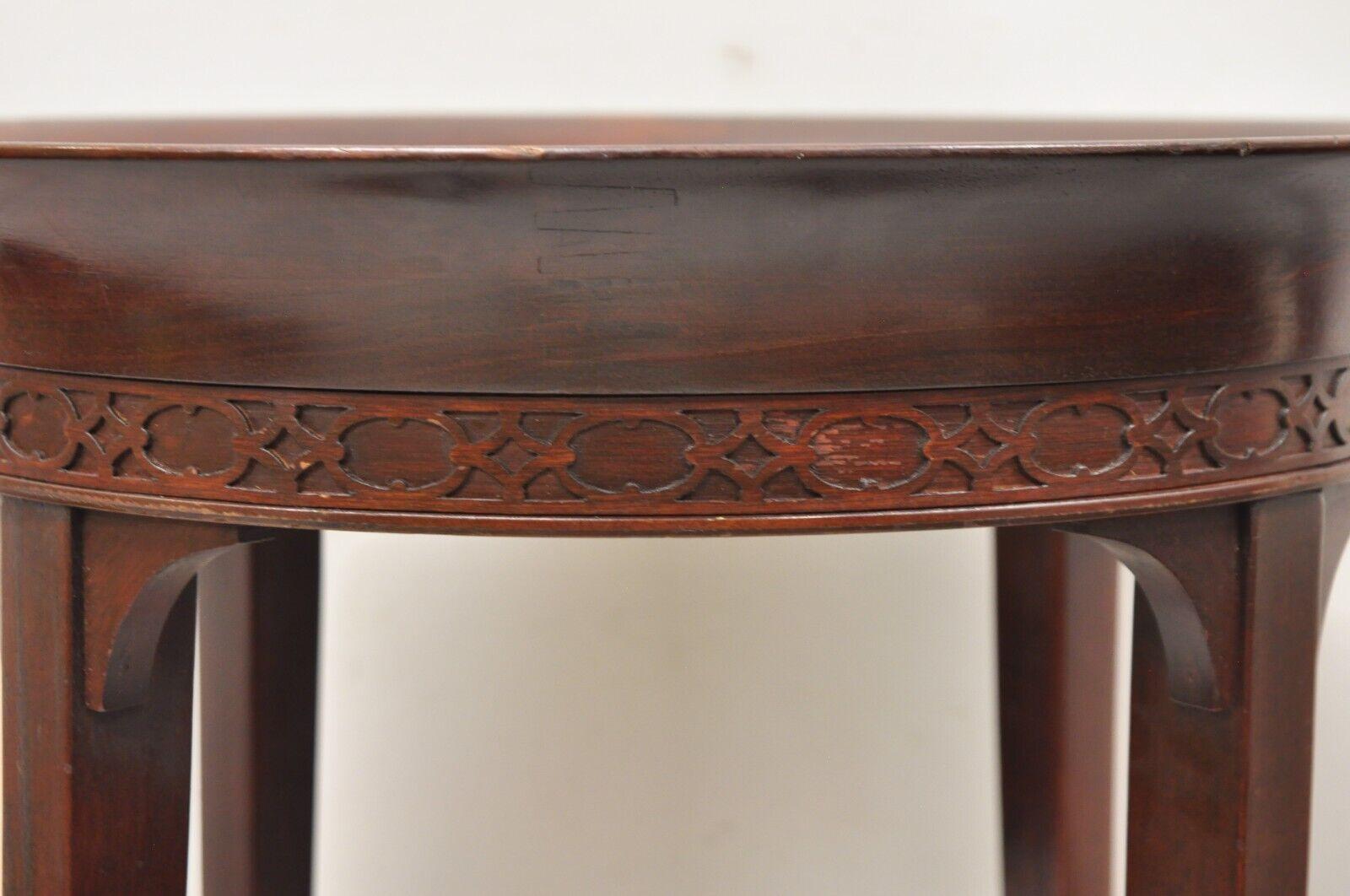 20ième siècle Table d'extrémité d'appoint vintage Mersman en acajou de style Régence avec pieds sabres ronds en vente