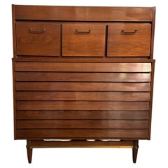 Comò Highboy in noce stile Merton Gershun vintage di Carlton House