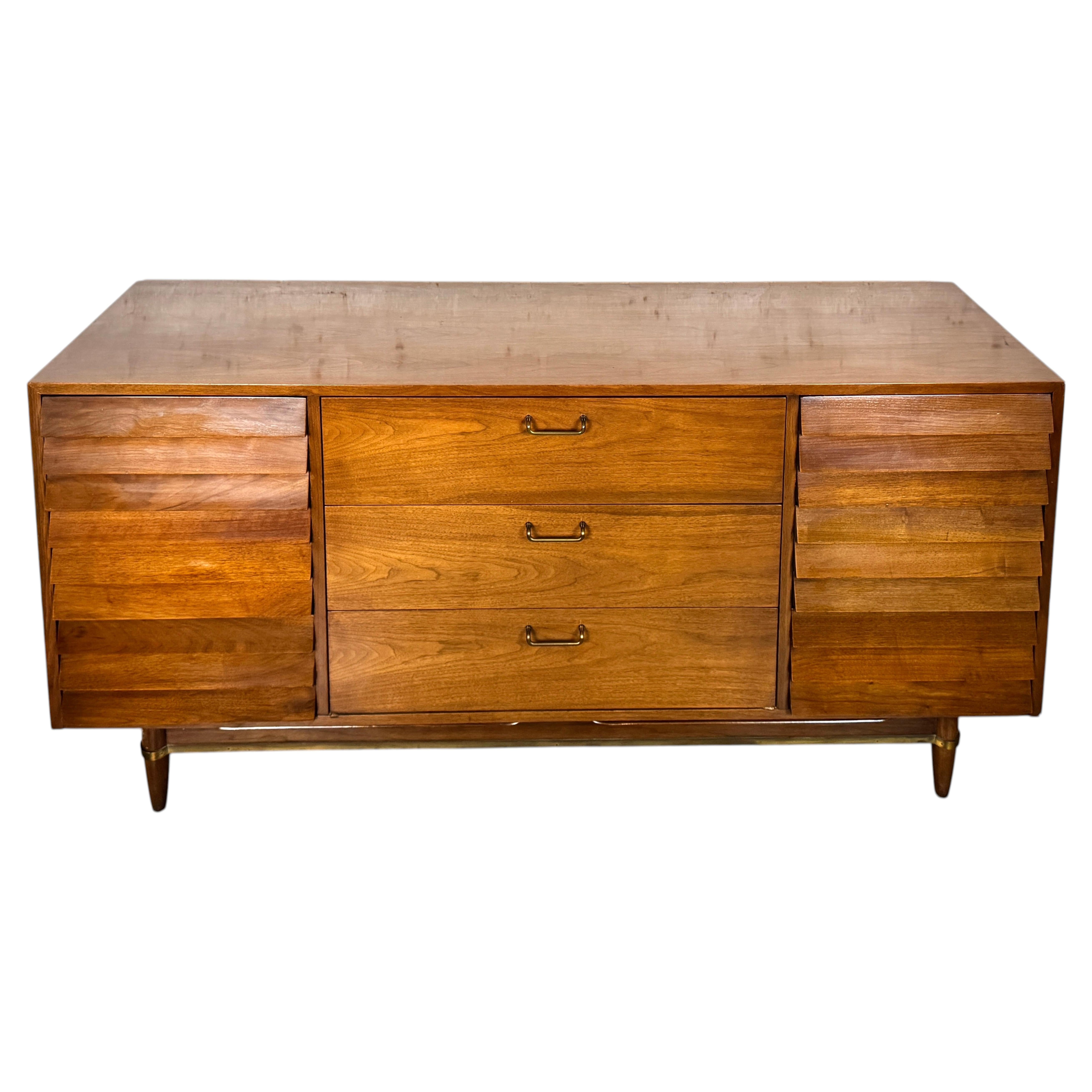 Vintage Merton Gershun-Stil Nussbaum Lowboy Kommode von Carlton House