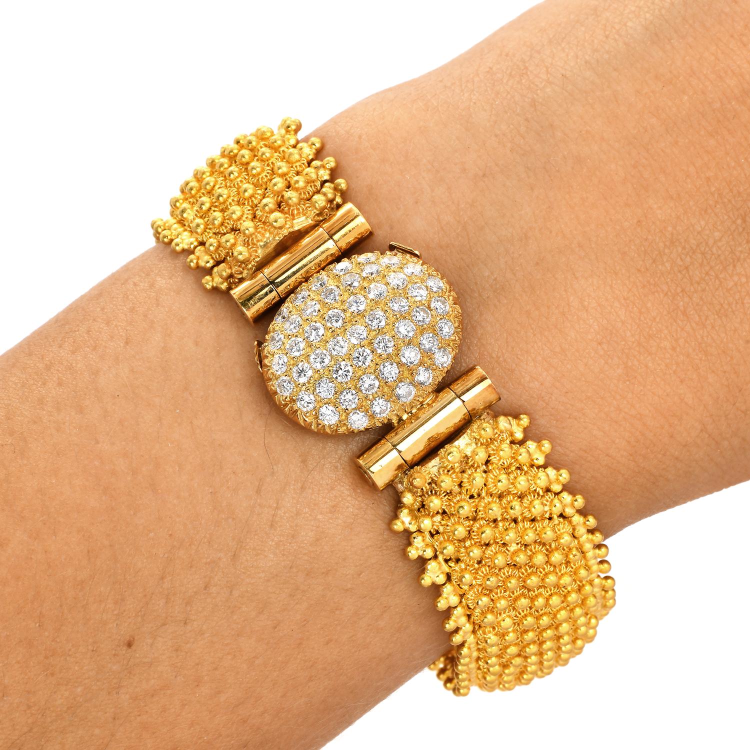 Vintage Retro Diamond 24K reines Gelbgold Link Mesh Armband

Das Armband aus massivem 18-karätigem Gelbgold mit einer Perlenstruktur ist von höchster handwerklicher Qualität.

Dieses Armband ist mit einem 18k Gelbgold Diamanten Verschluss mit