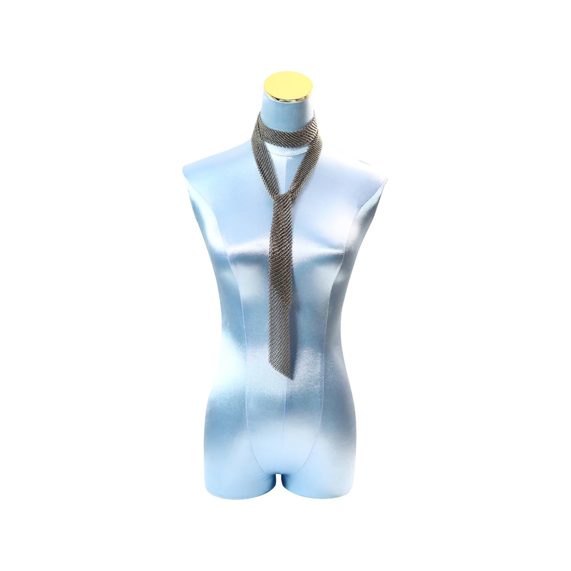 Vintage Dunkel Silber Metall Mesh Wrap Tie Halskette Lariat. Es kann auf so viele Arten getragen werden.  Ich habe mehrere auf den Fotos gezeigt.  Wenn Sie auf der Suche nach einem Elsa Peretti-Stück sind, das vielleicht nicht so viel kostet, dann
