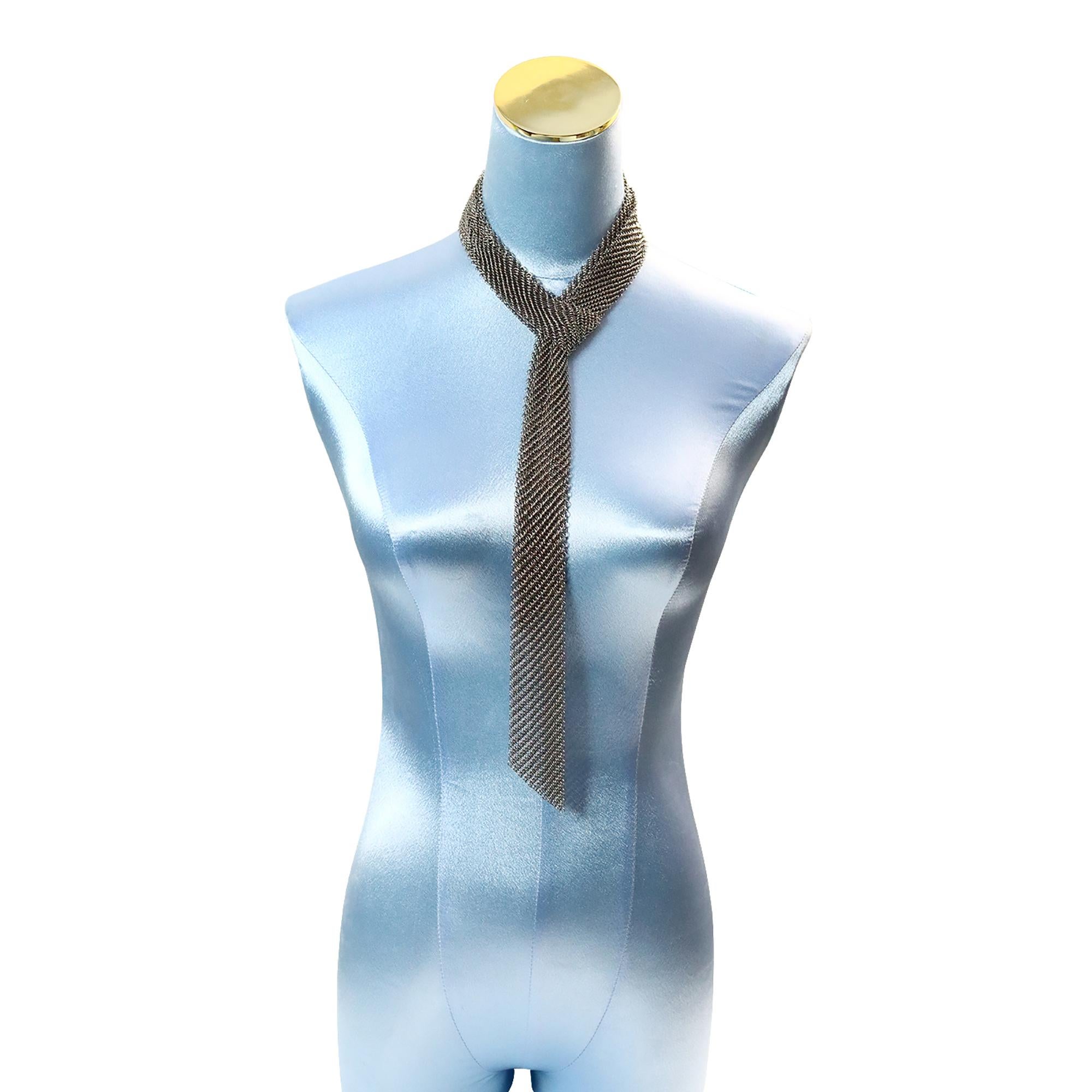 Vintage Dunkelsilber Metall Mesh Wickelkrawatte Halskette Lariat Circa 1980er Jahre im Angebot 2
