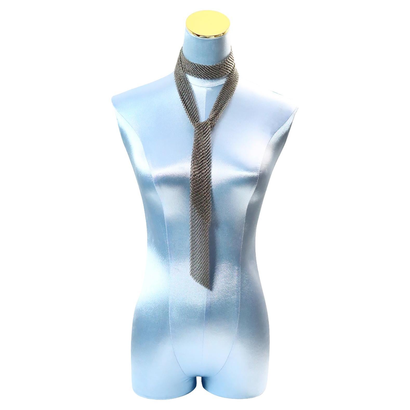 Vintage Dunkelsilber Metall Mesh Wickelkrawatte Halskette Lariat Circa 1980er Jahre im Angebot