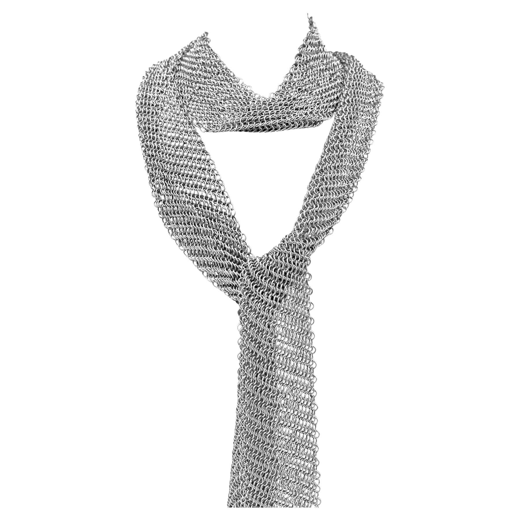 Cravate vintage en maille A Silver  Collier Lariat Circa 1980 en vente