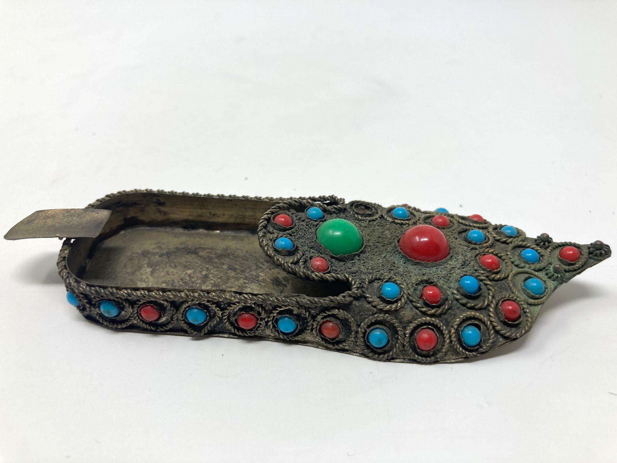 Posacenere da scarpe Babouche marocchino in metallo vintage.
Posacenere da scarpe Jewell con perline in stile pantofola mediorientale islamica marocchina.
Posacenere a forma di scarpa appuntita Aladdin Middle Eastern Mughal Persian Moorish, grande