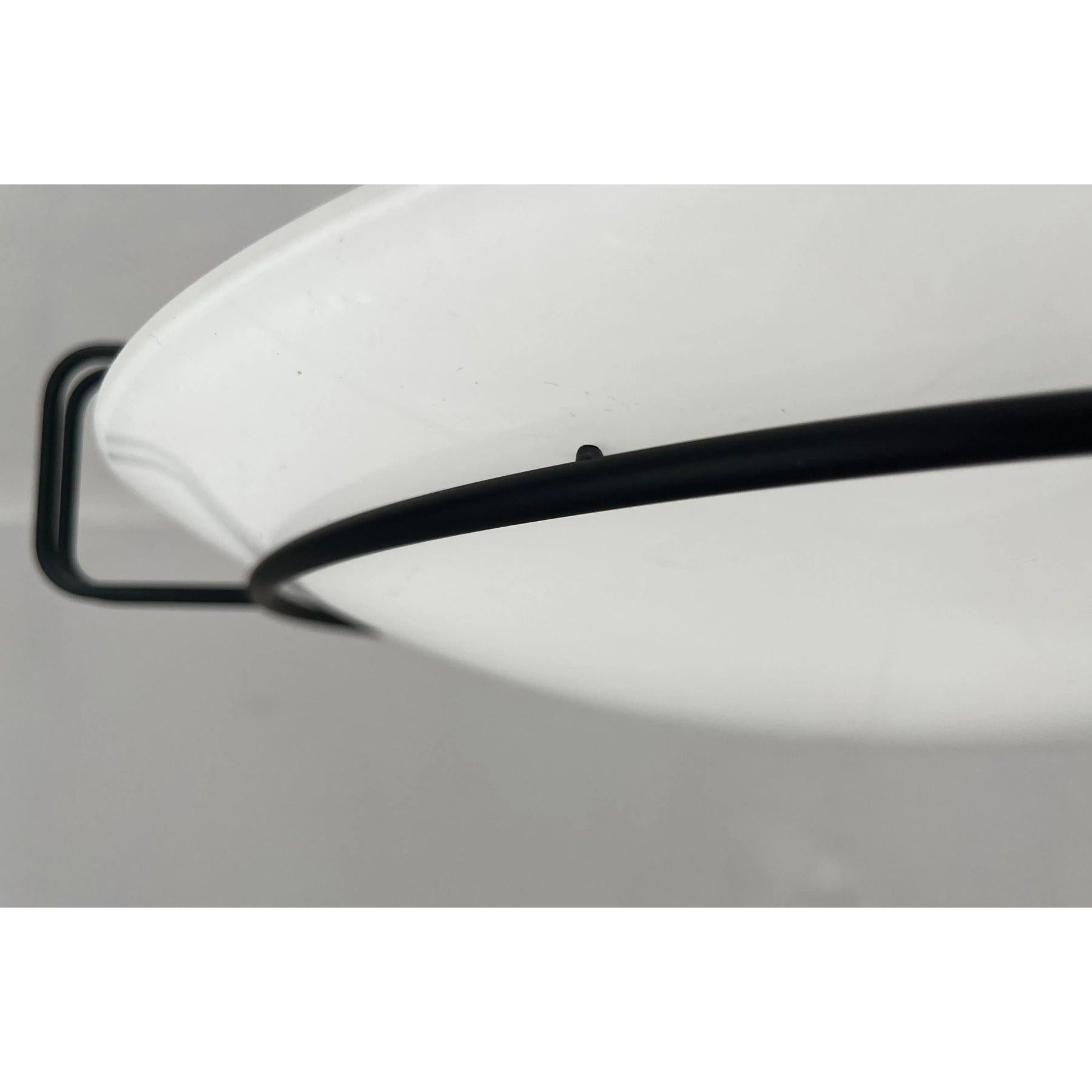 Plafoniere in vetro del rinomato produttore Kalmar.

Un design semplice con un tocco postmoderno. Il corpo della lampada è formato da un guscio piatto in vetro opalino. Si trova in un sottile anello di metallo nero sostenuto da due staffe. Le staffe