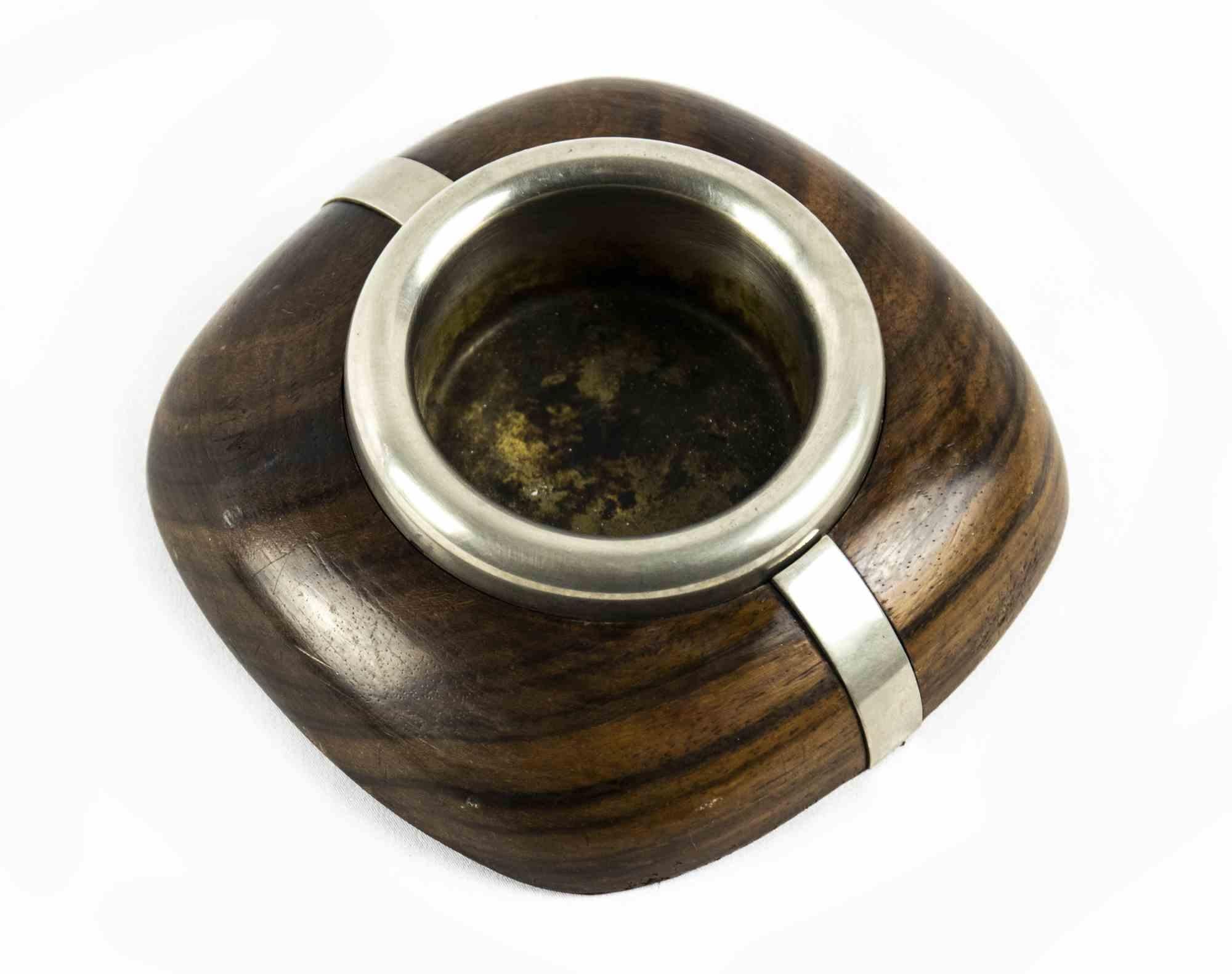 Vintage metal and wood ashtray is an original decorative object realized in the 1970s.

Made in Italy.

Dimensions: 6 x 19.5 cm. 

Mint conditions.