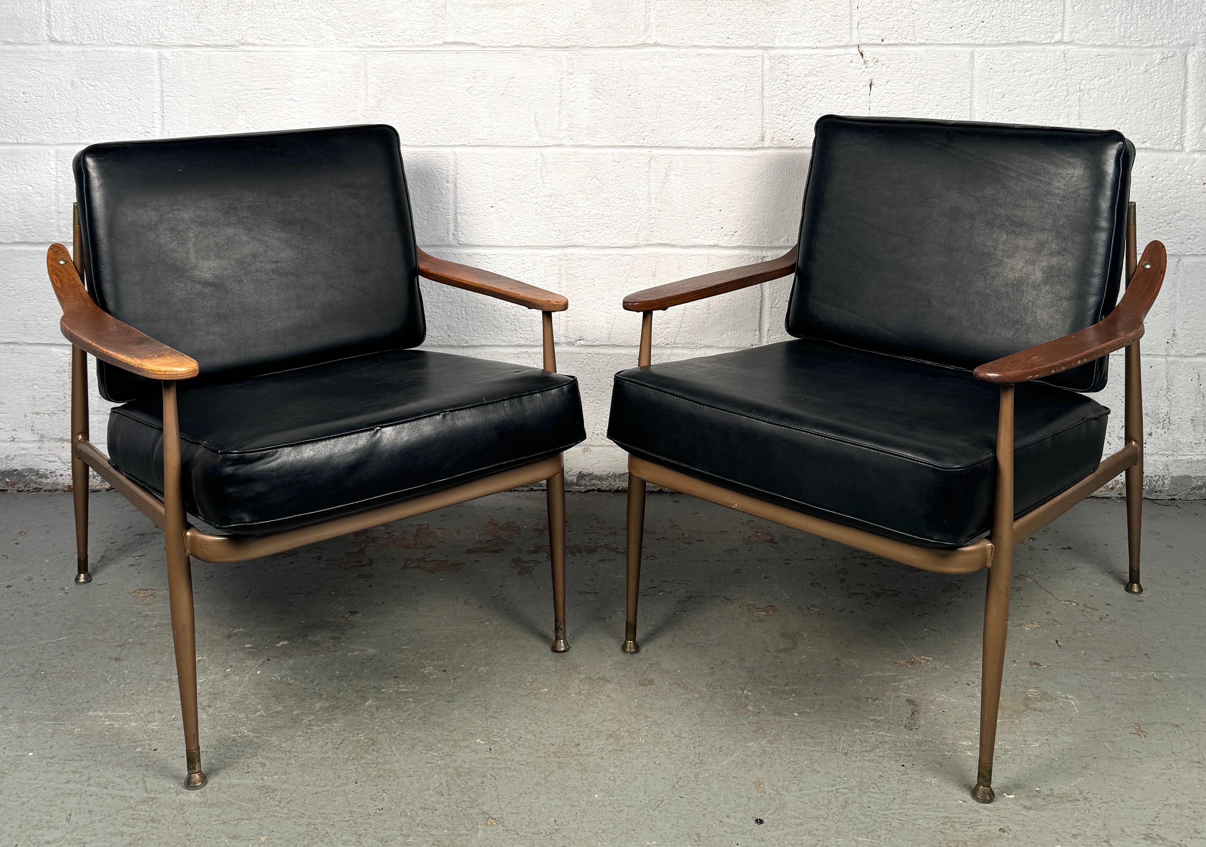 Fai un'audace dichiarazione di design con queste sedie lounge della metà del secolo scorso di Howell, dove l'eleganza vintage incontra il comfort quotidiano. Con le loro linee scultoree, il profilo basso e le proporzioni senza tempo, queste sedie