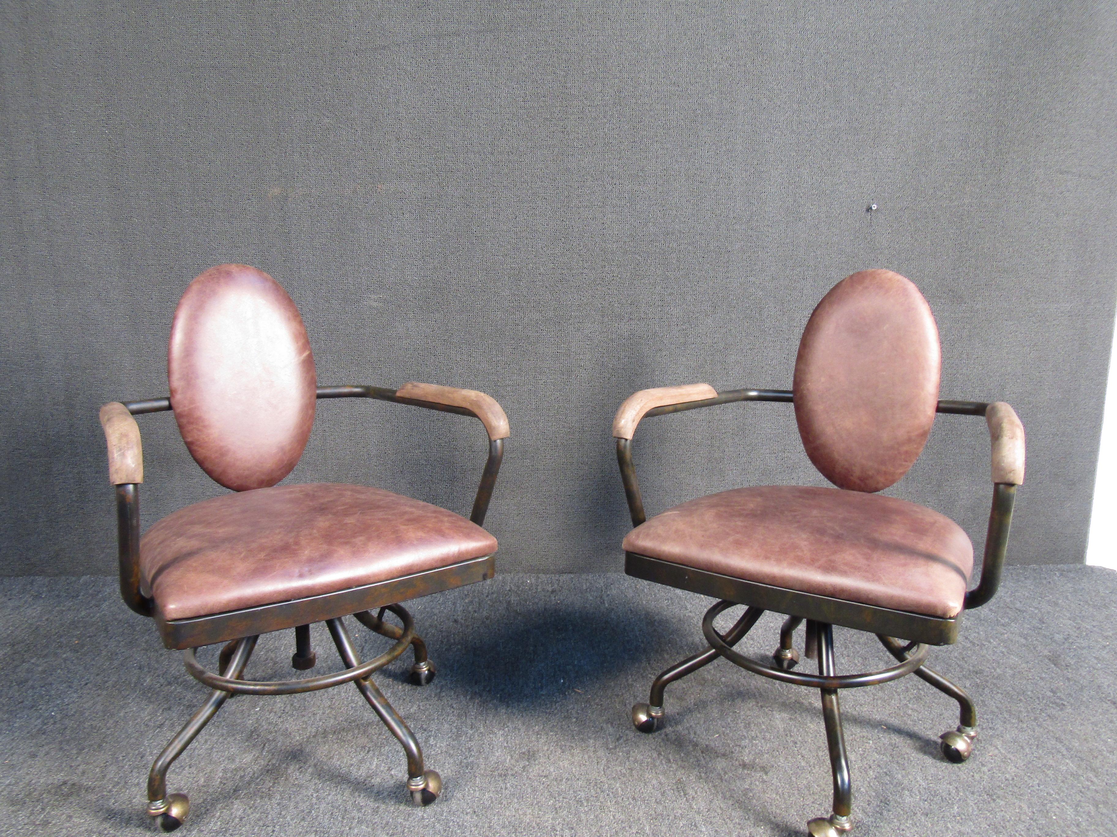 Ces chaises rustiques vintage à roulettes sont dotées d'une construction métallique solide, d'un siège pivotant, d'un dossier et d'une assise rembourrés ainsi que d'accoudoirs en bois. Un ajout unique à tout espace de bureau.

Veuillez confirmer