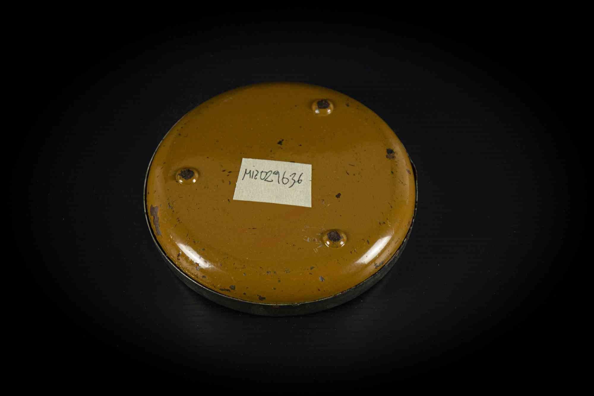 Vintage ashtray is an original decorative object realized by Anonymous in the 1970s.

Metal ashtray with ochre colored base.

Mint conditions (chipping widespread).