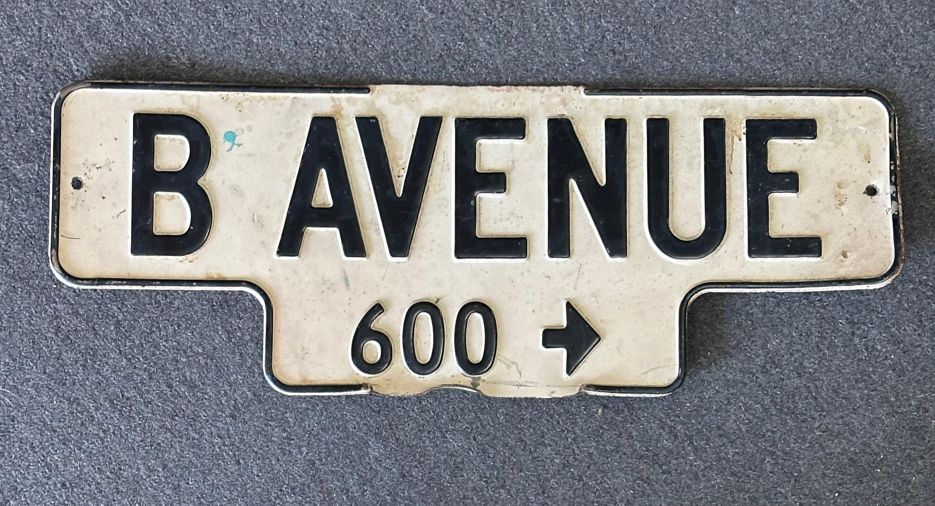 Vintage- Street-Schild aus Metall „B Avenue“ aus Metall – Stadt Coronado, Kalifornien (amerikanisch) im Angebot