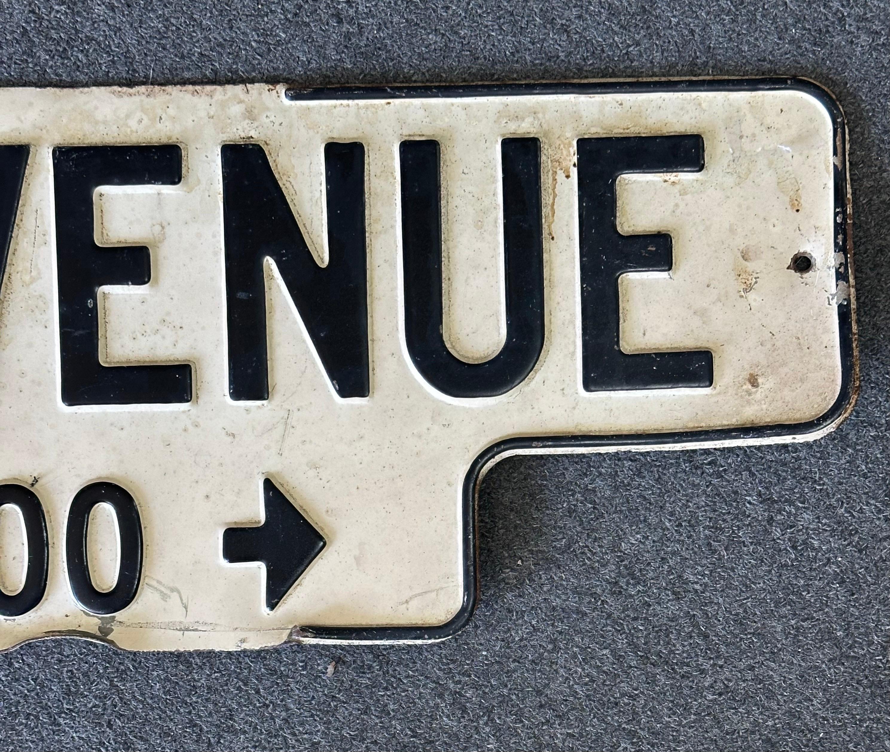 Vintage- Street-Schild aus Metall „B Avenue“ aus Metall – Stadt Coronado, Kalifornien im Zustand „Relativ gut“ im Angebot in San Diego, CA