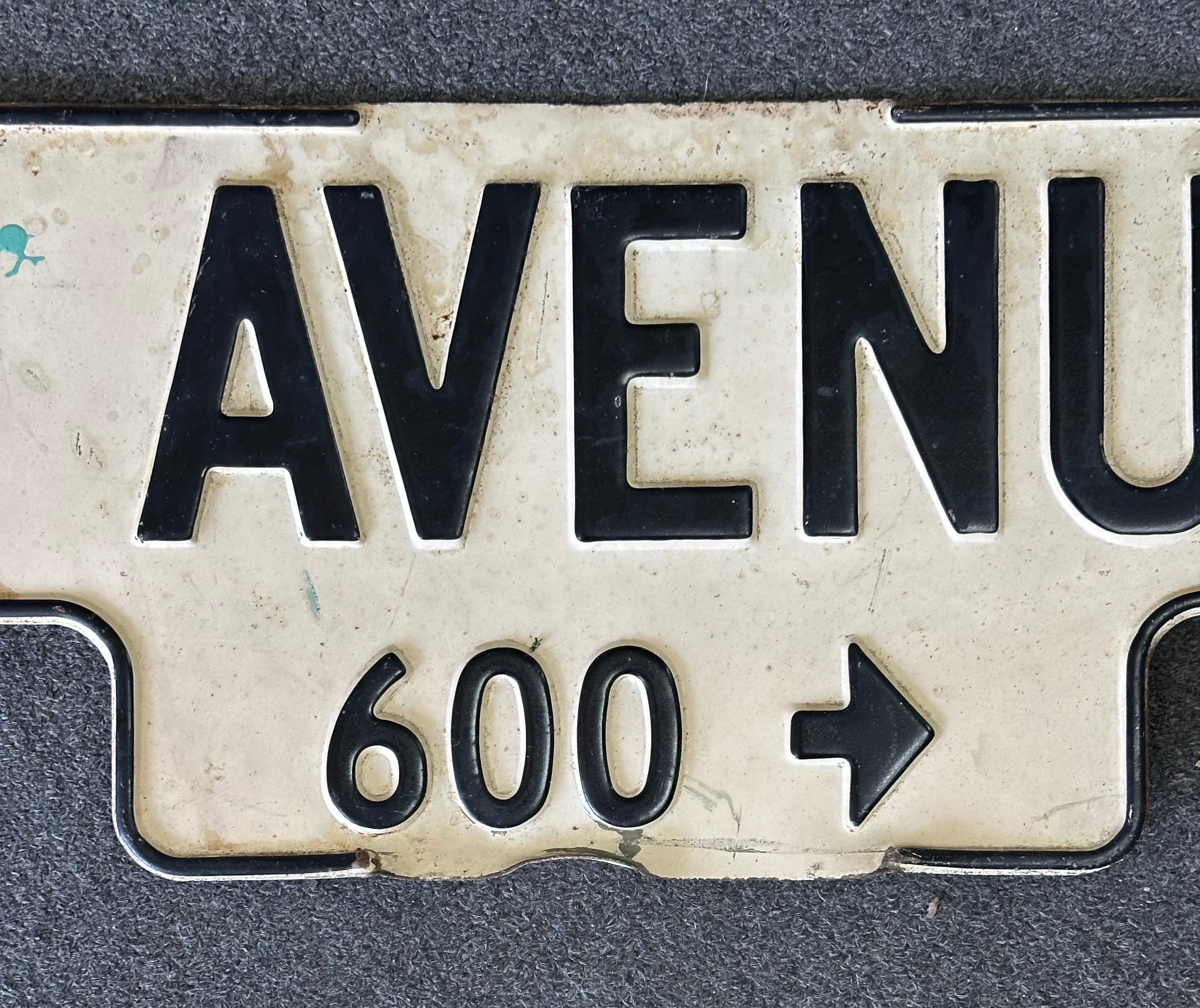Vintage- Street-Schild aus Metall „B Avenue“ aus Metall – Stadt Coronado, Kalifornien im Angebot 1