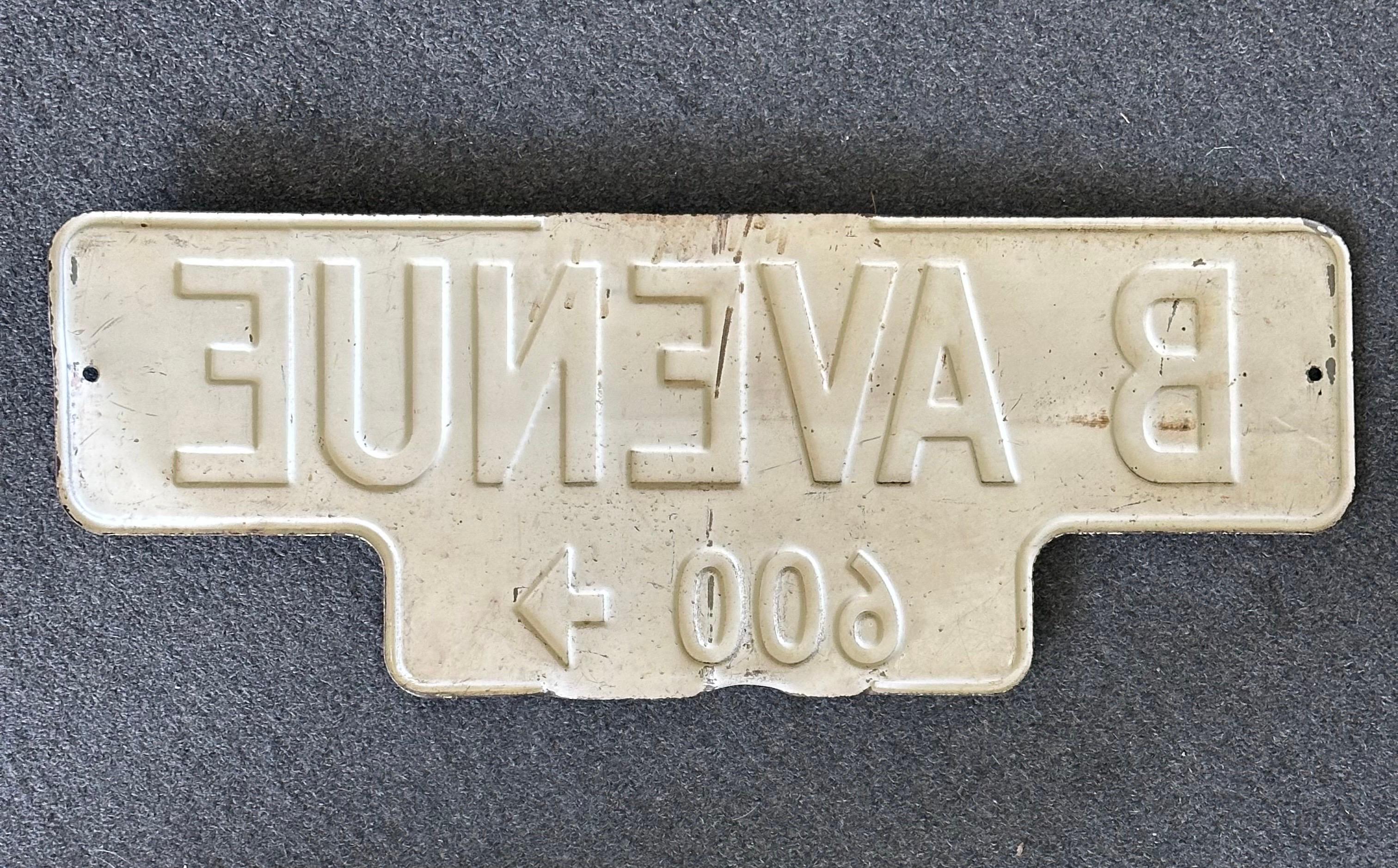 Vintage- Street-Schild aus Metall „B Avenue“ aus Metall – Stadt Coronado, Kalifornien im Angebot 2