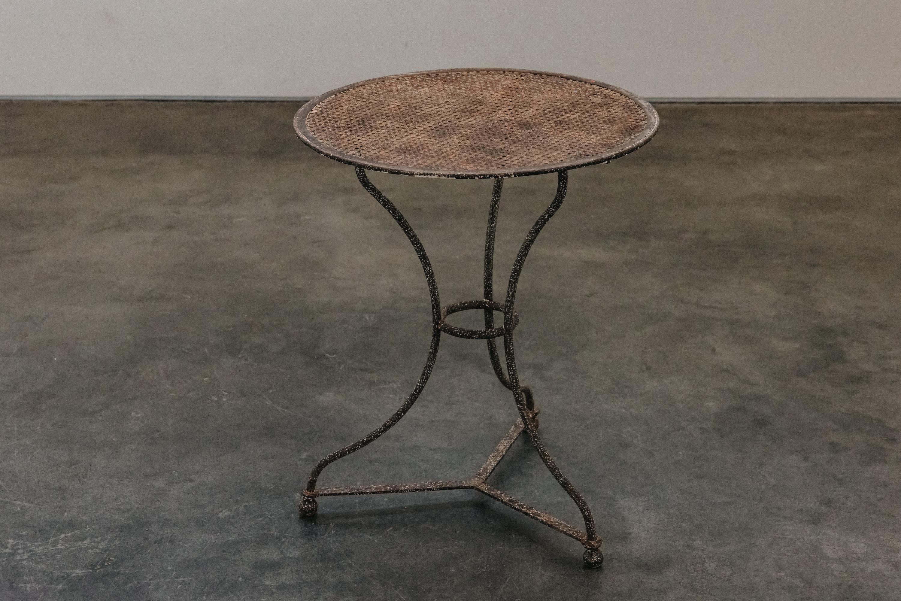 Table de bistrot vintage en métal de France, Circa 1950.  Construction métallique solide avec une couleur d'origine fantastique.  Superbe patine et usure.  