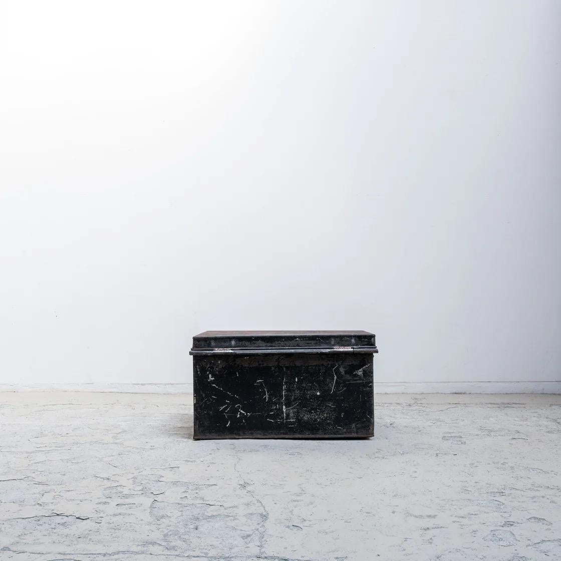 An authentic vintage metal box from England, originally used by Weston’s Laundry Co. Ltd.
The piece showcases a classic utilitarian design with painted lettering, riveted detailing, and a hinged lockable lid. Its aged surface tells the story of time
