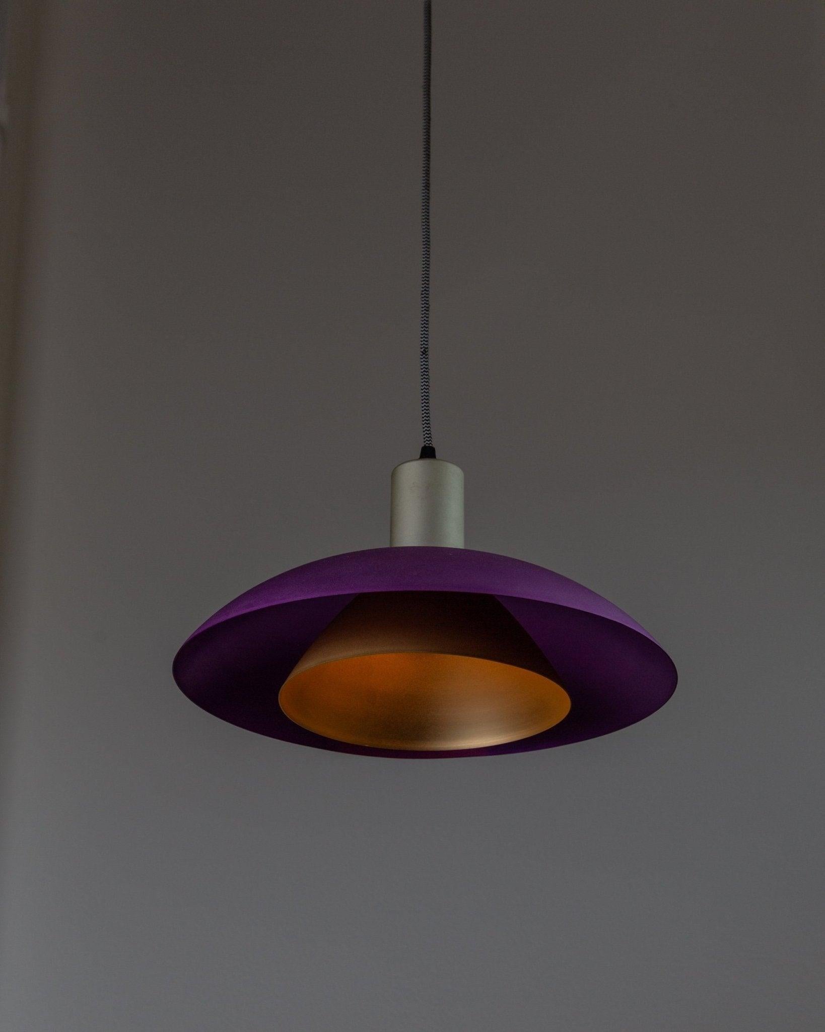 Lampada da soffitto in metallo vintage - stile Memphis postmoderno degli anni '80, viola, verde, argento, cavo a strisce, interni pop art, luce retrò per la stanza

Dai un tocco vivace al tuo spazio con questa accattivante lampada da soffitto in