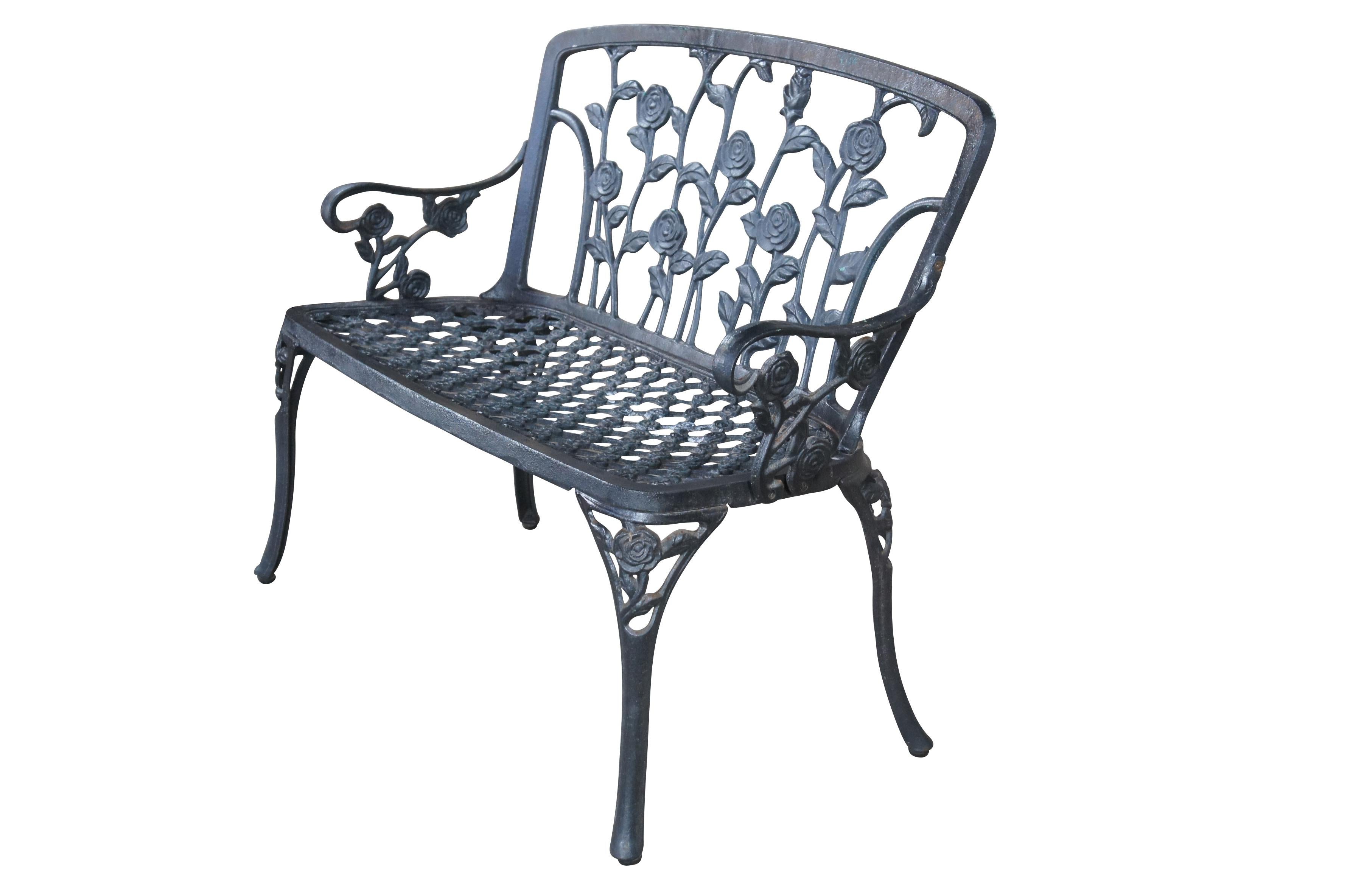 (2 verfügbar) Gartenbank aus Metall im Vintage-Stil mit Kletterrosen an der Rückenlehne.  Mit verschnörkelten Armen mit Rosen und einem Sitz mit Gitterrosette. 

Abmessungen:
42