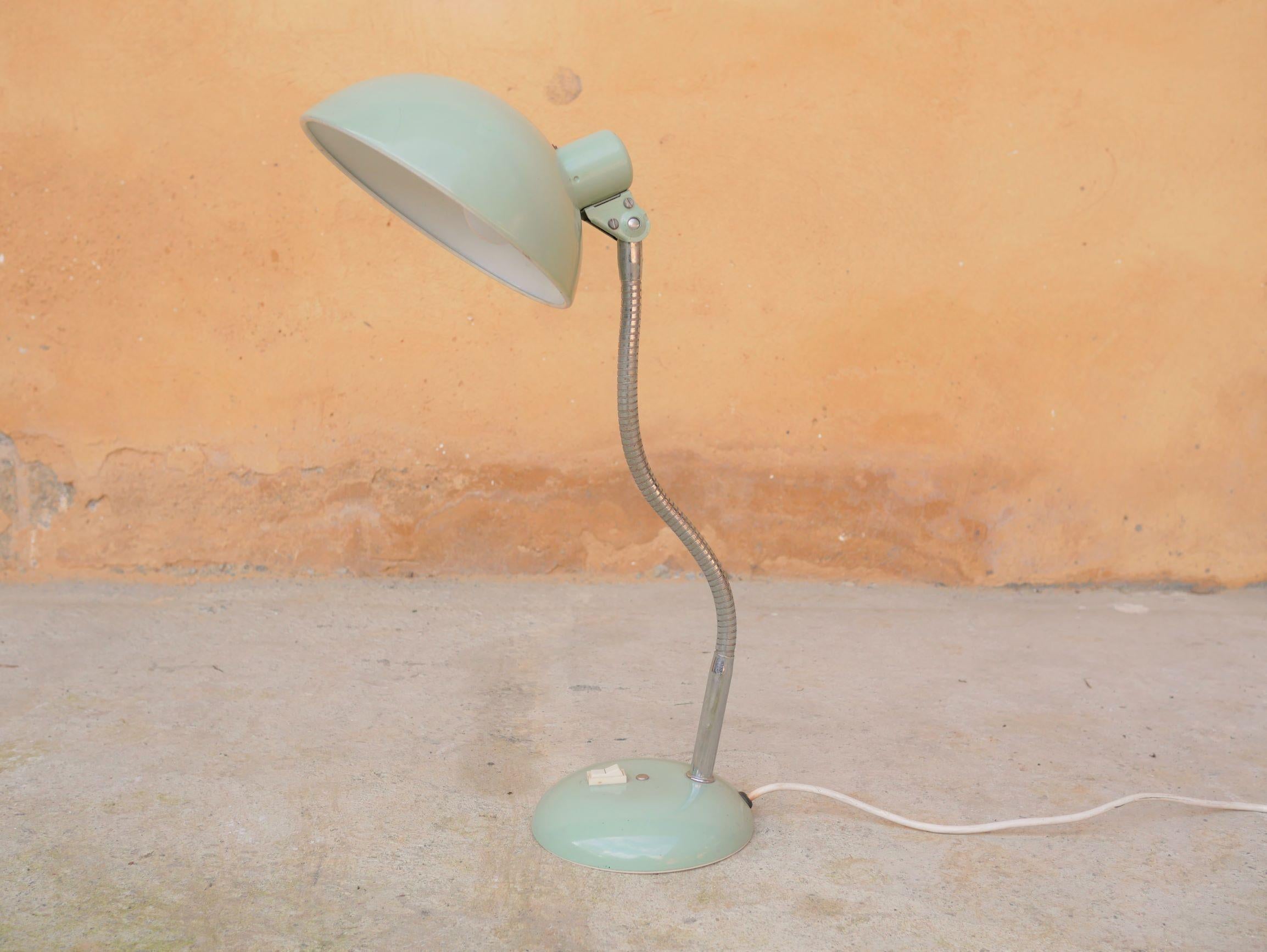 Lampe de bureau réglable en métal vert d'eau des années 1950.

Son design rappelle les lampes conçues par le designer français Serge Mouille.
Jolie, de belle taille, chaleureuse et fonctionnelle, elle apportera sa touche rétro et tendance. Elle a un