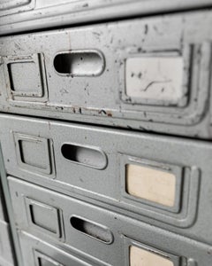 Cassettiera vintage in metallo, Industrial Design con 30 cassetti spaziosi, anni '60