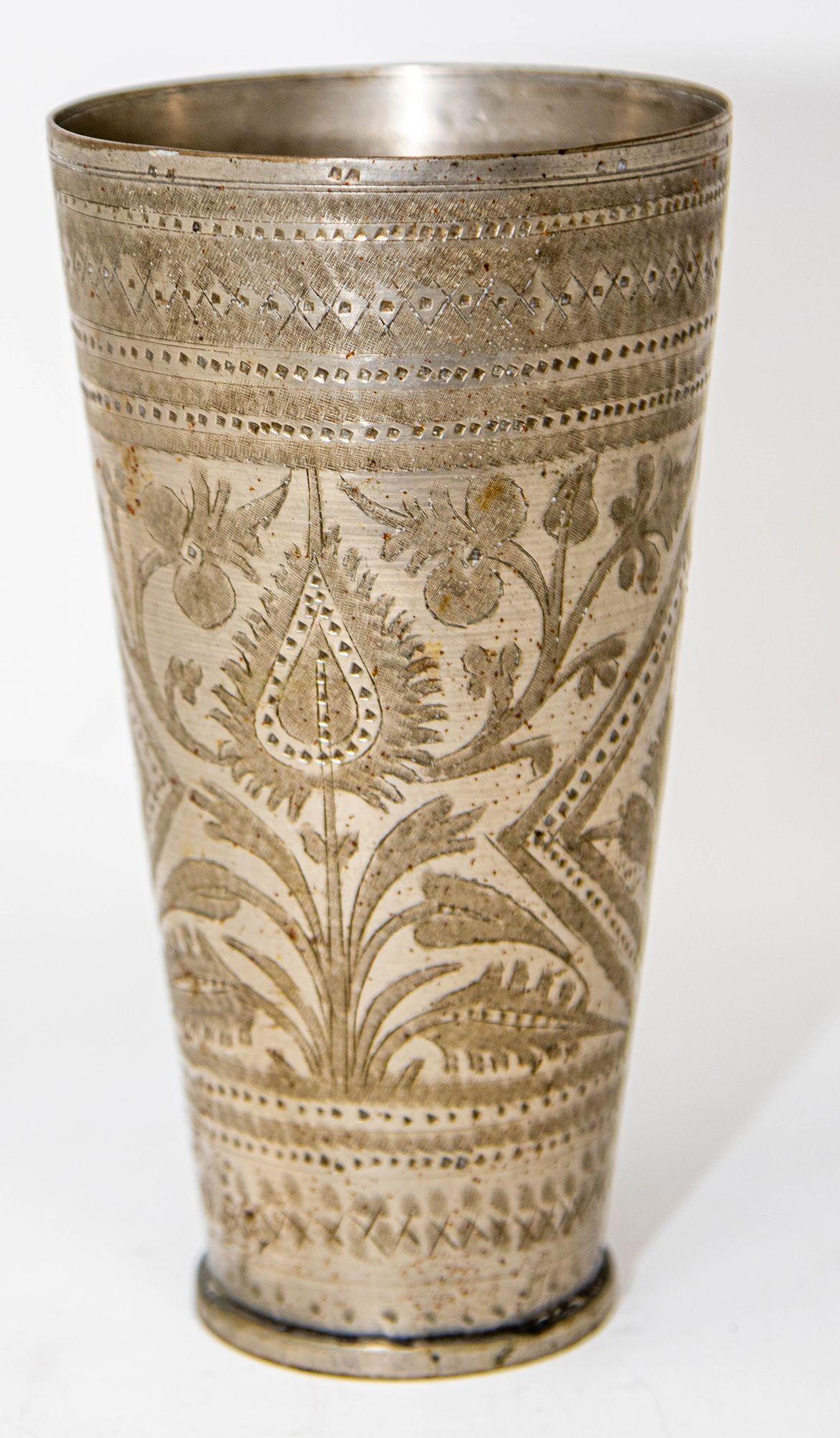 Antico bicchiere o vaso in metallo inciso proveniente dall'India, anni '40 in vendita 2