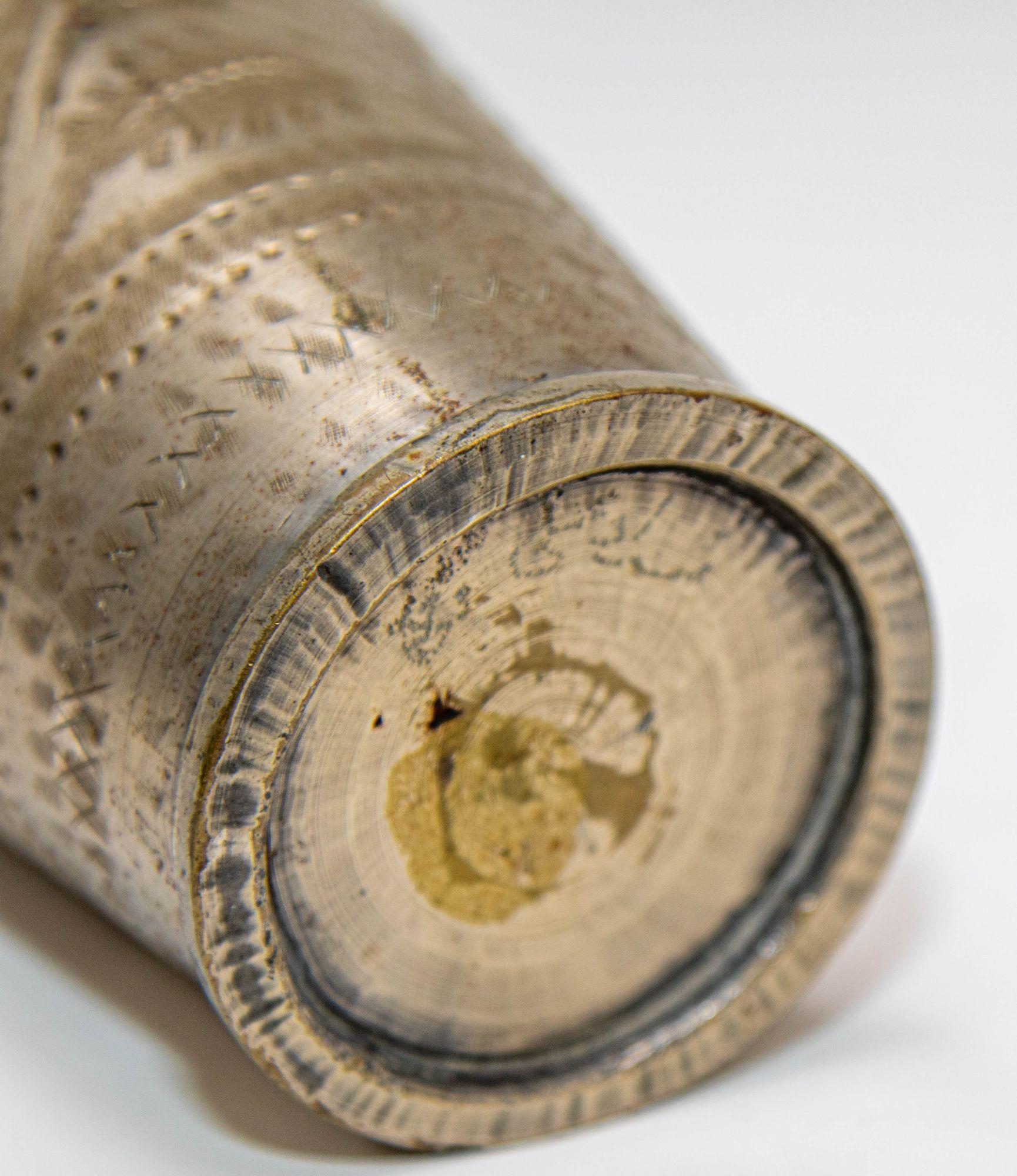 Antico bicchiere o vaso in metallo inciso proveniente dall'India, anni '40 in vendita 3