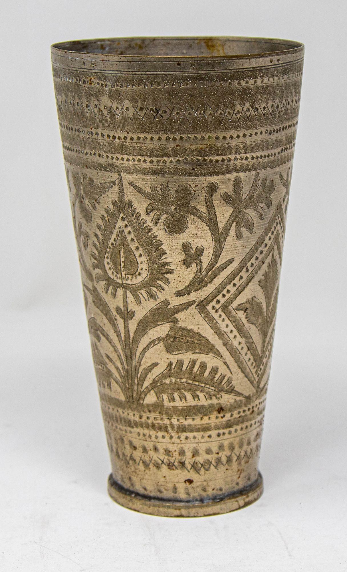 Antico bicchiere o vaso in metallo inciso proveniente dall'India, anni '40 in vendita 5