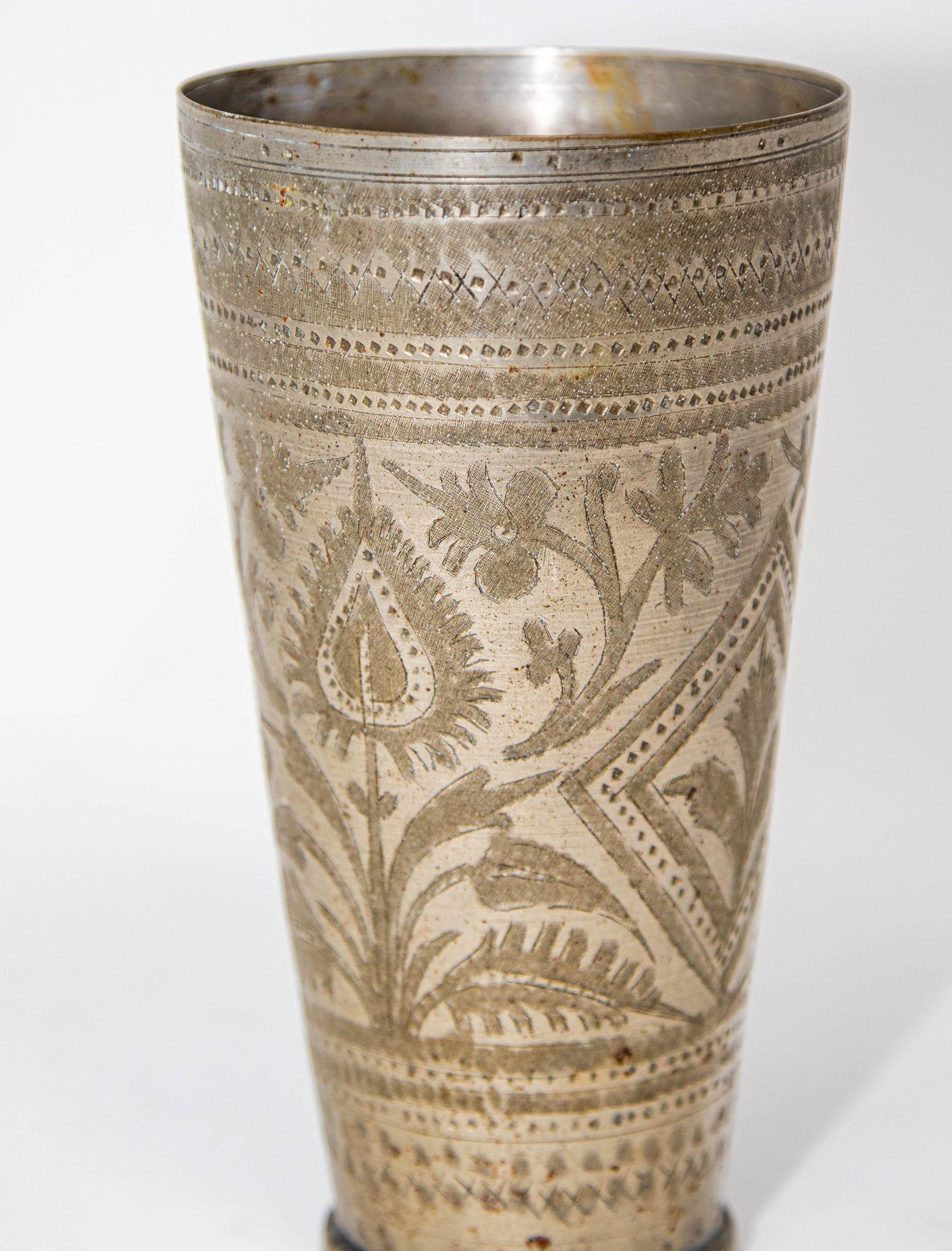 Anglo Raj Antico bicchiere o vaso in metallo inciso proveniente dall'India, anni '40 in vendita