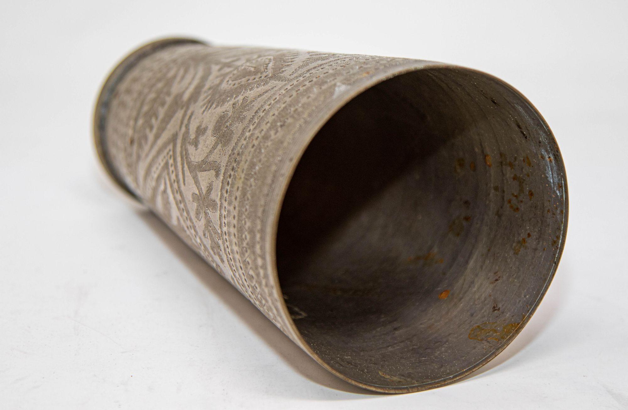 Fatto a mano Antico bicchiere o vaso in metallo inciso proveniente dall'India, anni '40 in vendita