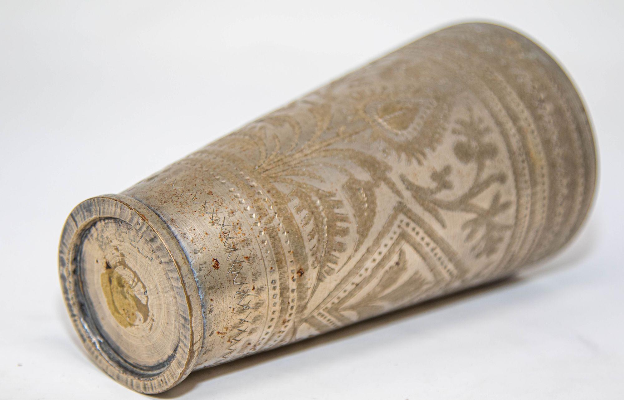 Antico bicchiere o vaso in metallo inciso proveniente dall'India, anni '40 In condizioni buone in vendita a North Hollywood, CA