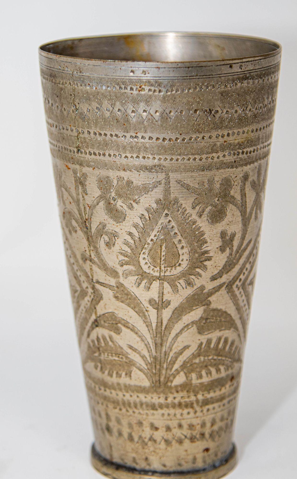 XX secolo Antico bicchiere o vaso in metallo inciso proveniente dall'India, anni '40 in vendita