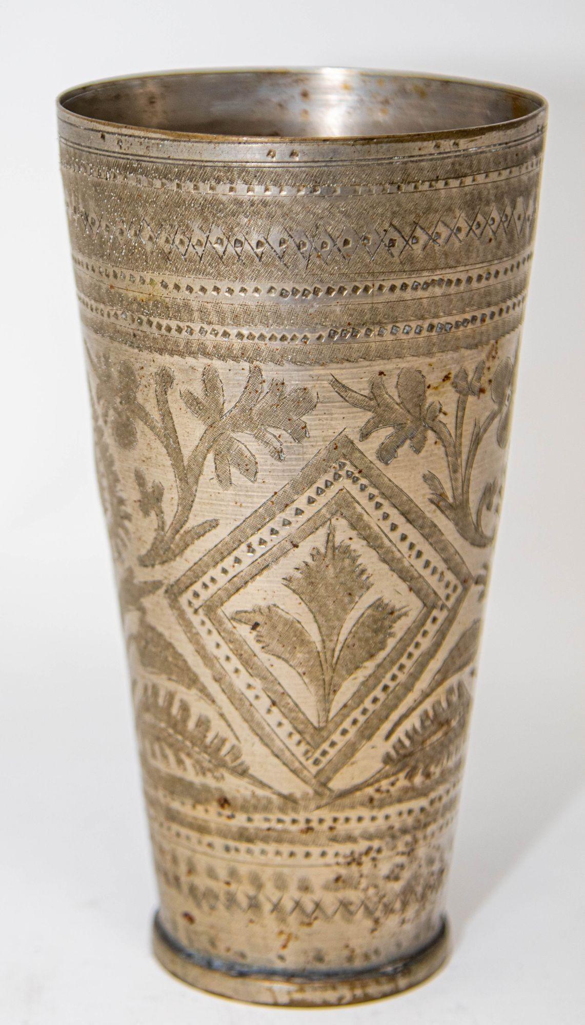 Metallo Antico bicchiere o vaso in metallo inciso proveniente dall'India, anni '40 in vendita