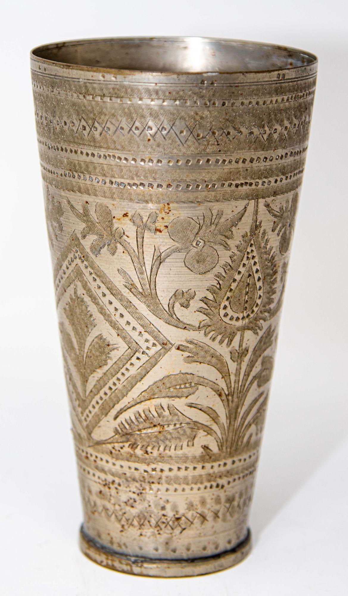 Antico bicchiere o vaso in metallo inciso proveniente dall'India, anni '40 in vendita 1