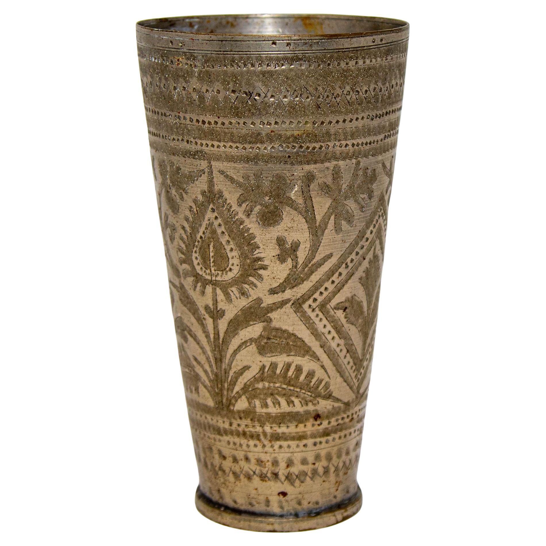 Gobelet ou vase ancien en métal gravé d'Inde des années 1940