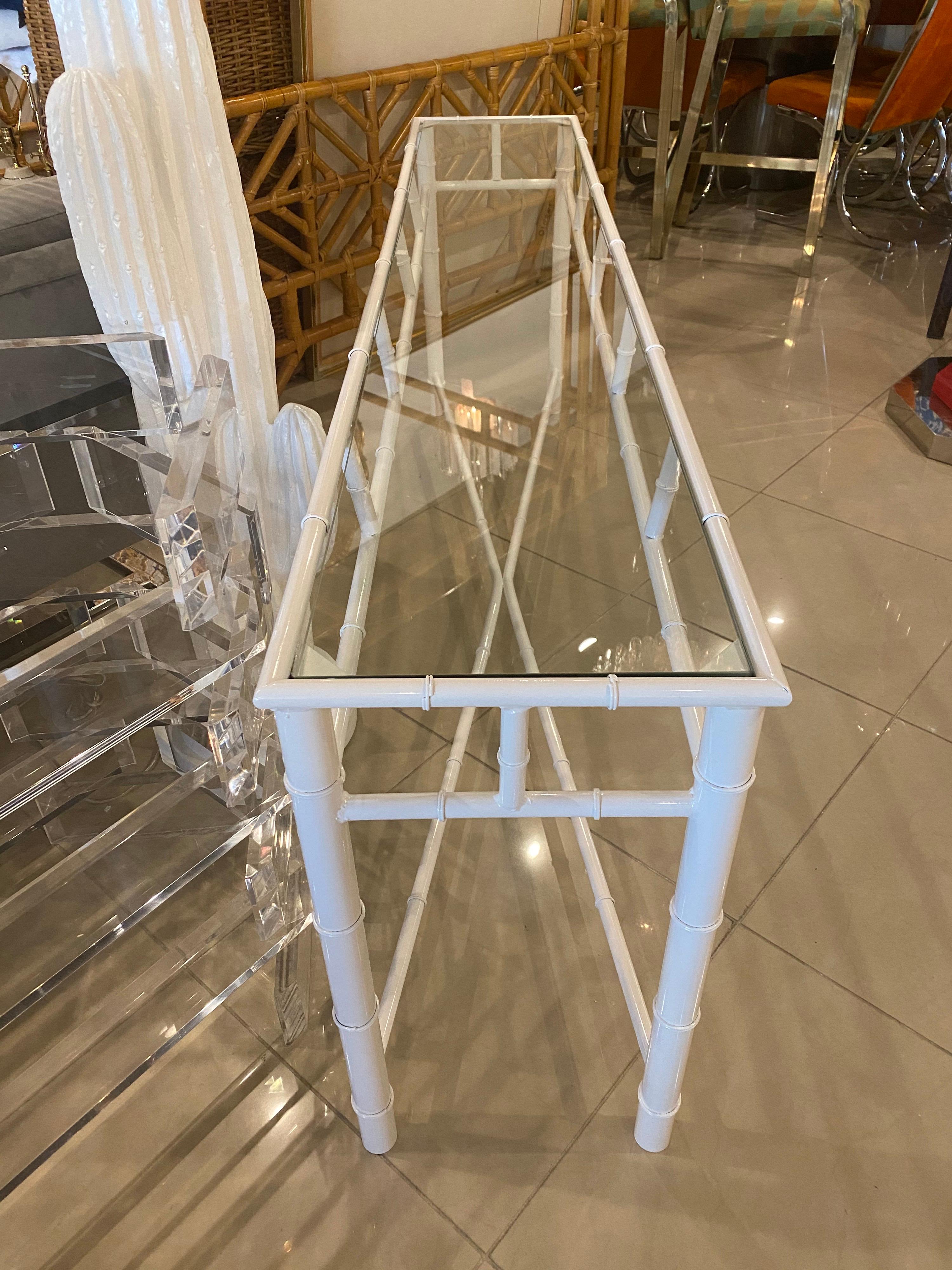 Konsolentisch aus Metall und Kunstbambus, neu pulverbeschichtet, weiß, für den Innen- und Außenbereich im Zustand „Hervorragend“ im Angebot in West Palm Beach, FL