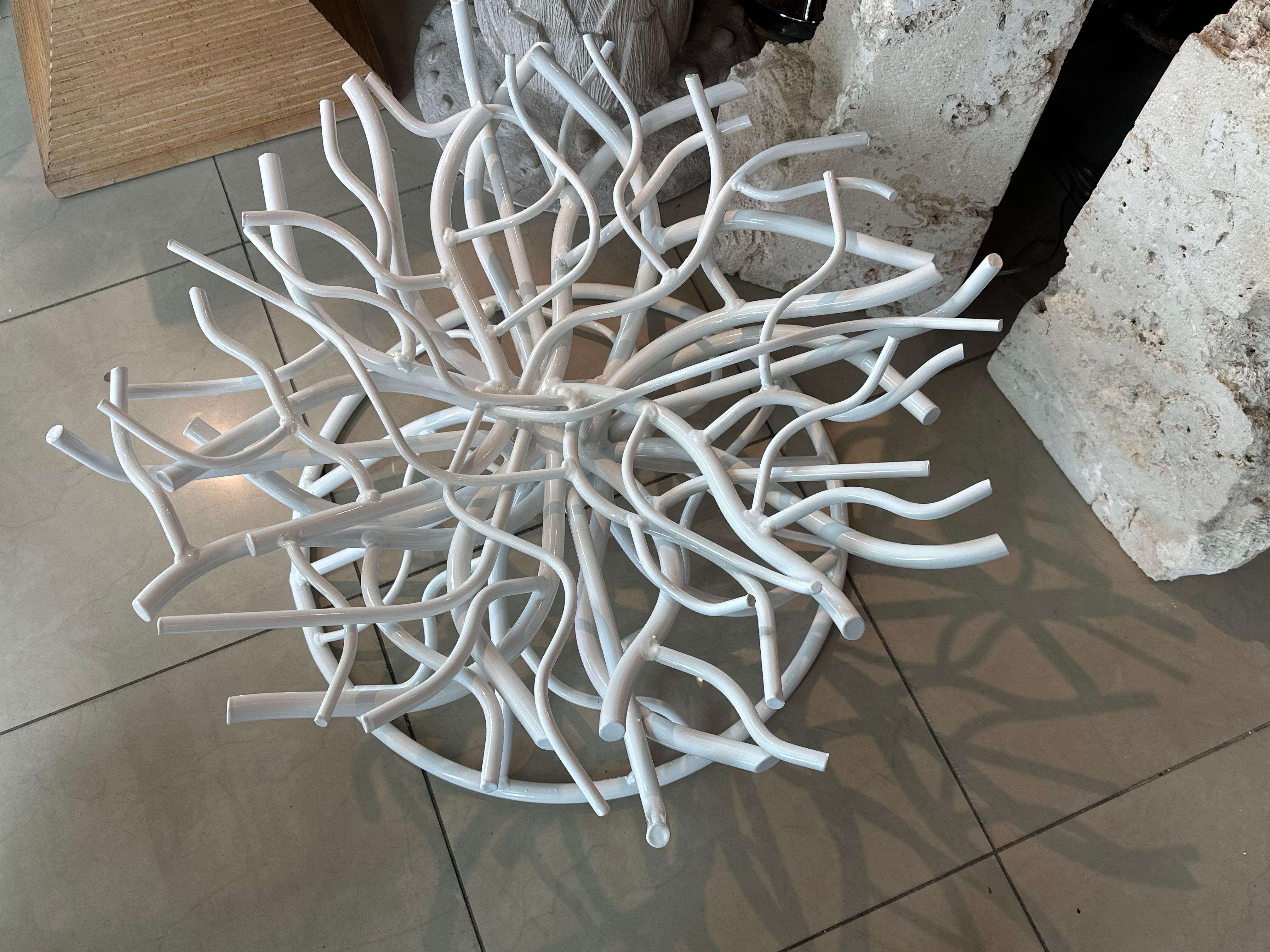 Erstaunlich Vintage Metall faux Koralle Kaffee Cocktailtisch mit Glasplatte. Neu pulverbeschichtet in Weiß. Es kann im Innenbereich, auf der Terrasse oder im Freien verwendet werden. Abmessungen: 16 H x 38 T (Glas) Sie können bei Bedarf eine
