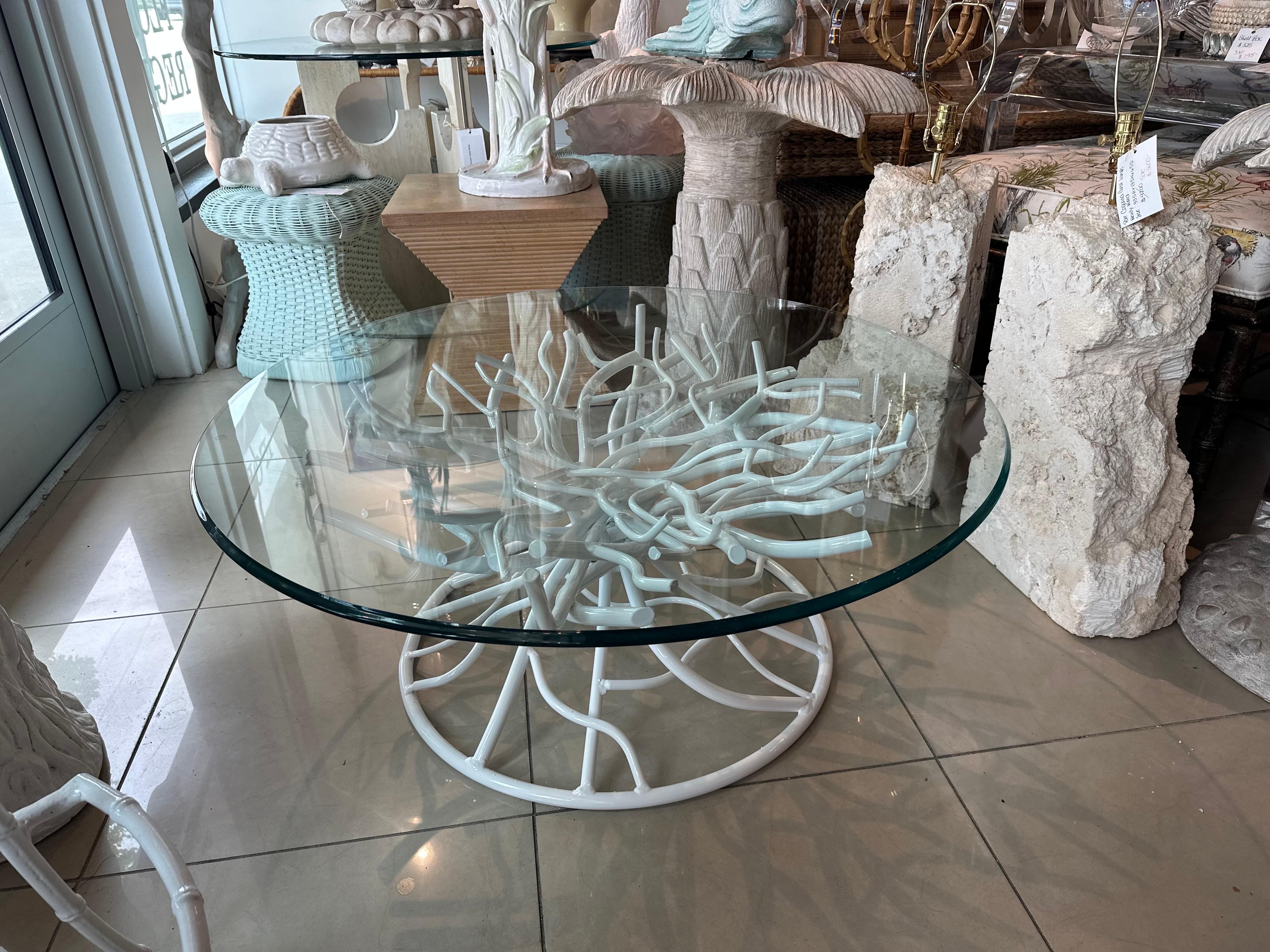 Vintage Metall Faux Coral Palm Beach Kaffee Cocktail Tisch Pulverbeschichtet Terrasse im Zustand „Gut“ im Angebot in West Palm Beach, FL