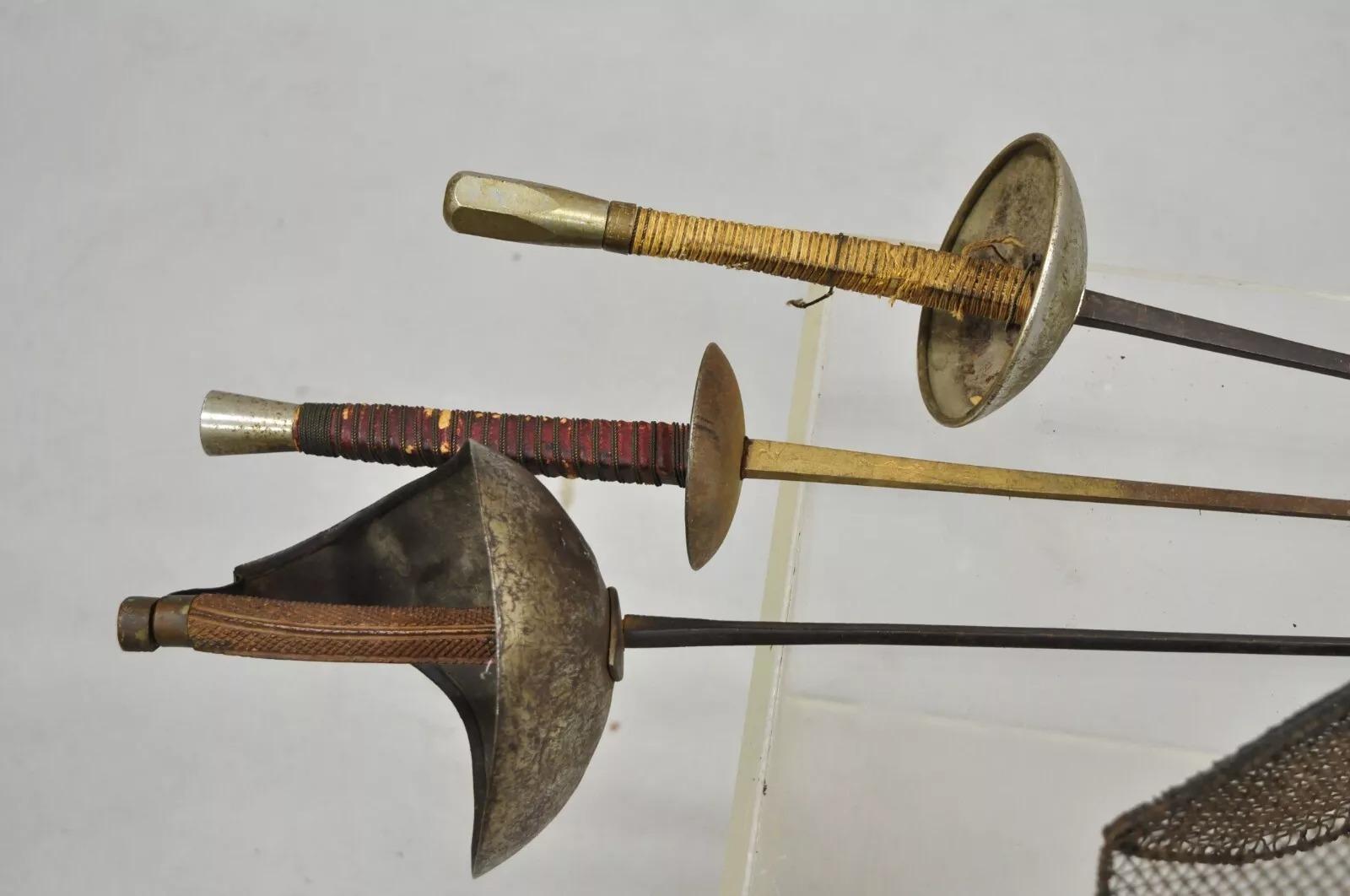 Set di scherma in metallo vintage con 3 spade e maschera rivestita in pelle - 4 pezzi. Circa all'inizio del XX secolo. Misure: Spada più lunga: 40