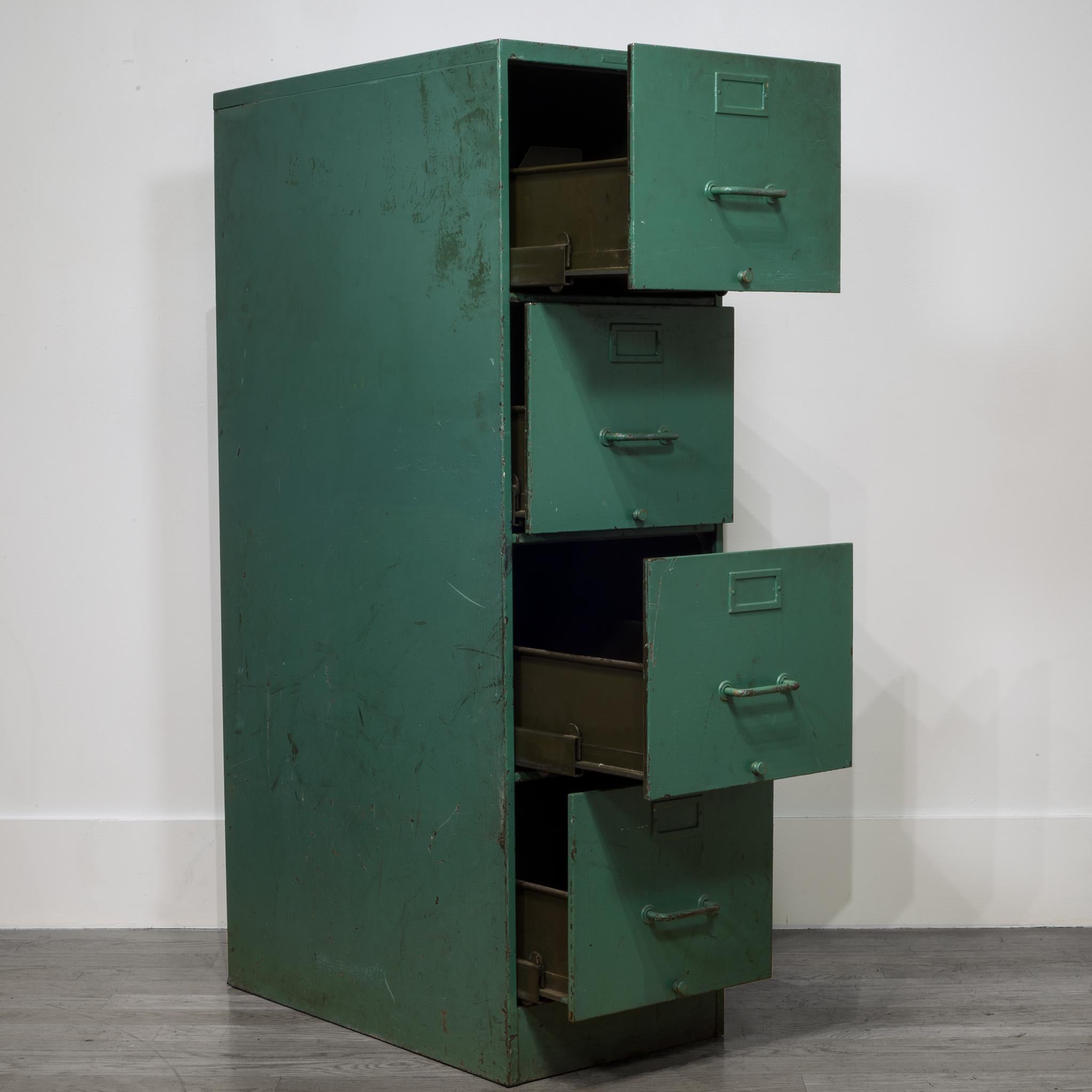 Métal Vintage Metal Filing Cabinet:: circa 1940-1950