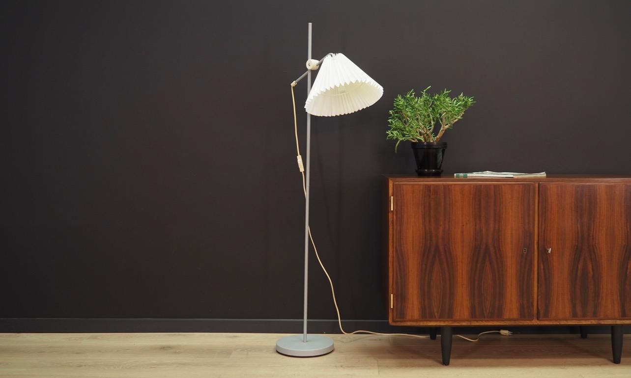 Fantastic floor lamp from the 1960s-1970s, Scandinavian design, Minimalist form. The construction is made of metal. Maintained in good condition (minor bruises and scratches), directly for use.

Dimensions: Height 130 cm, lampshade diameter 30 cm.