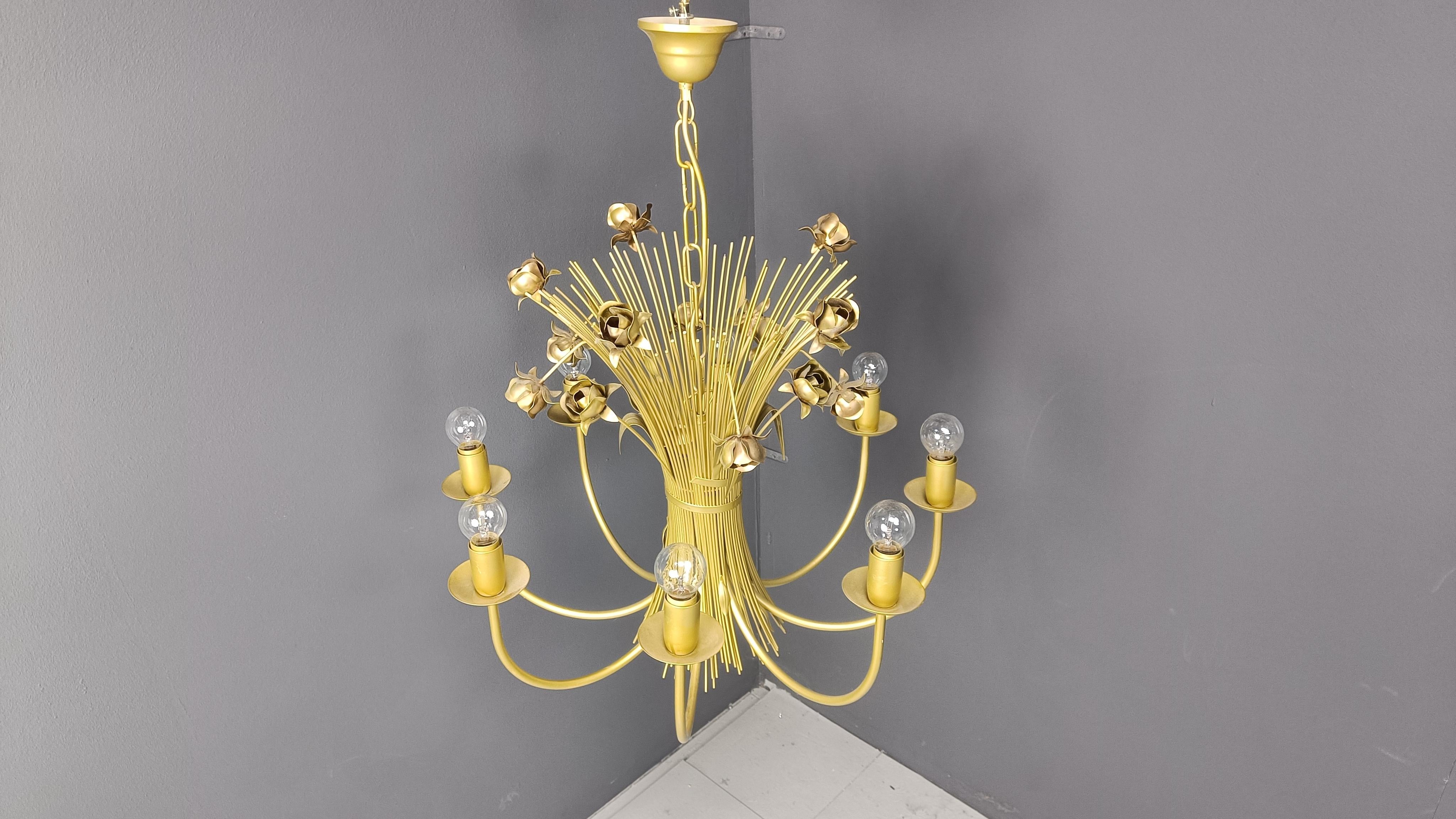 
Vintage 8 lightpoint candle chandelier.

This metal flower chandelier is beautifully decorated with flowers and a sheaf of wheat giving it a very charming look.

1980s - Italy

Tested and ready to use with regular E14 candelabra light