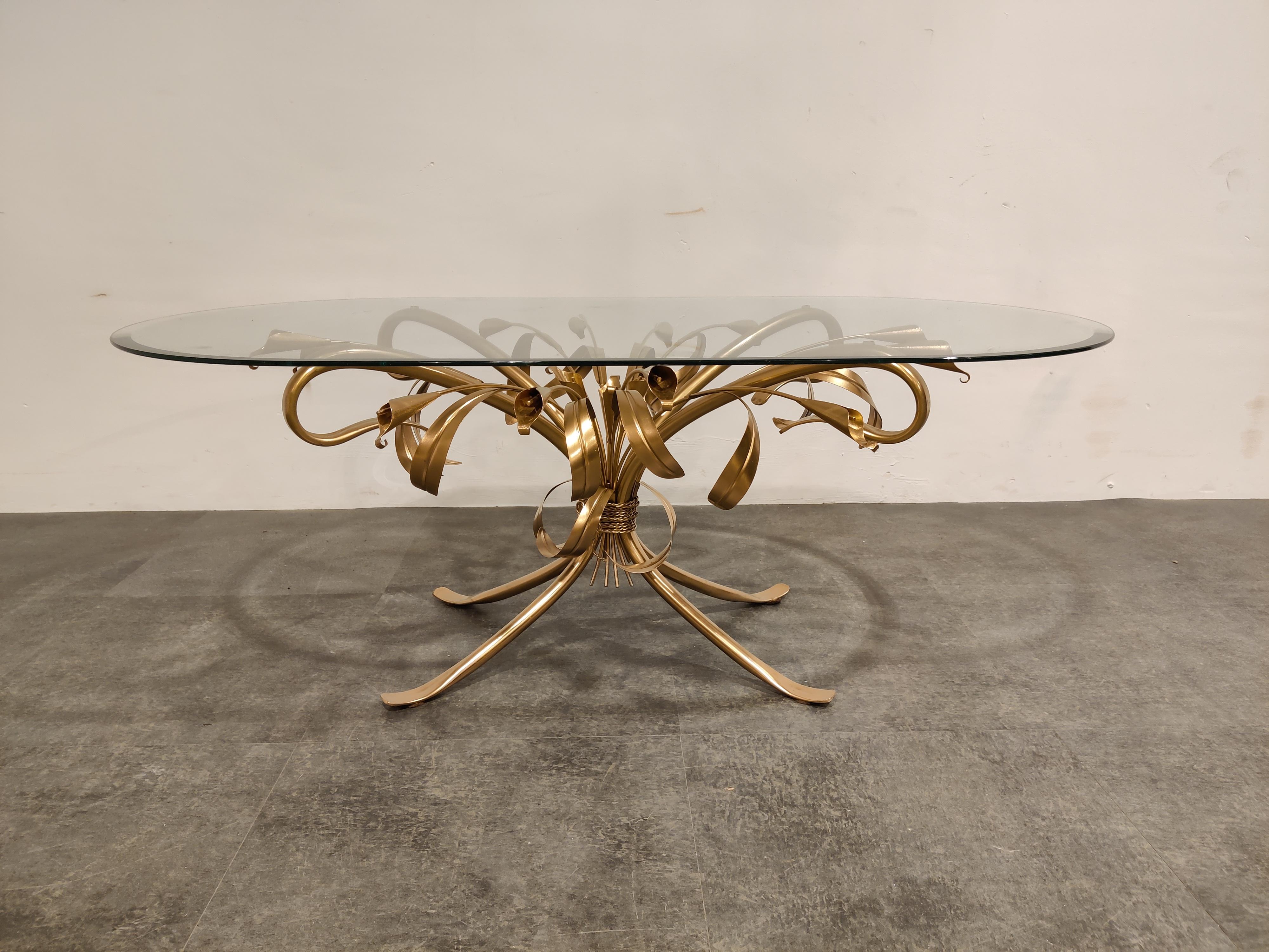 Charming metal lily flower coffee table with an oval beveled glass top.

The table was manufactured in Italy.

Good condition

1970s - Italy

Measures: Height: 46cm/18.11
