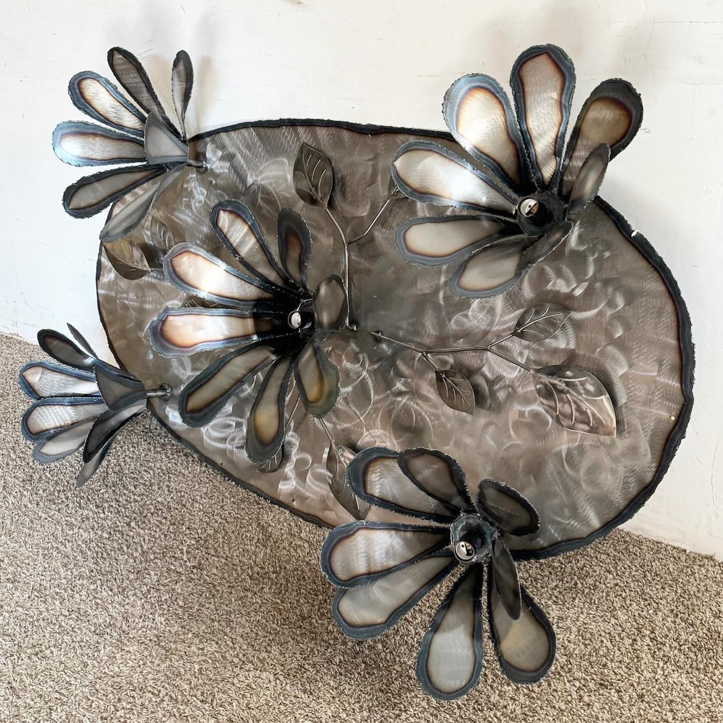 Die Vintage Metal Flower Mounted Lamp Weld Art ist eine einzigartige Verschmelzung von Kunst und Funktionalität. Die aus zusammengeschweißten Metallblumen gefertigte Schale besticht durch ihr filigranes Design und ihren rustikalen Charme. Diese