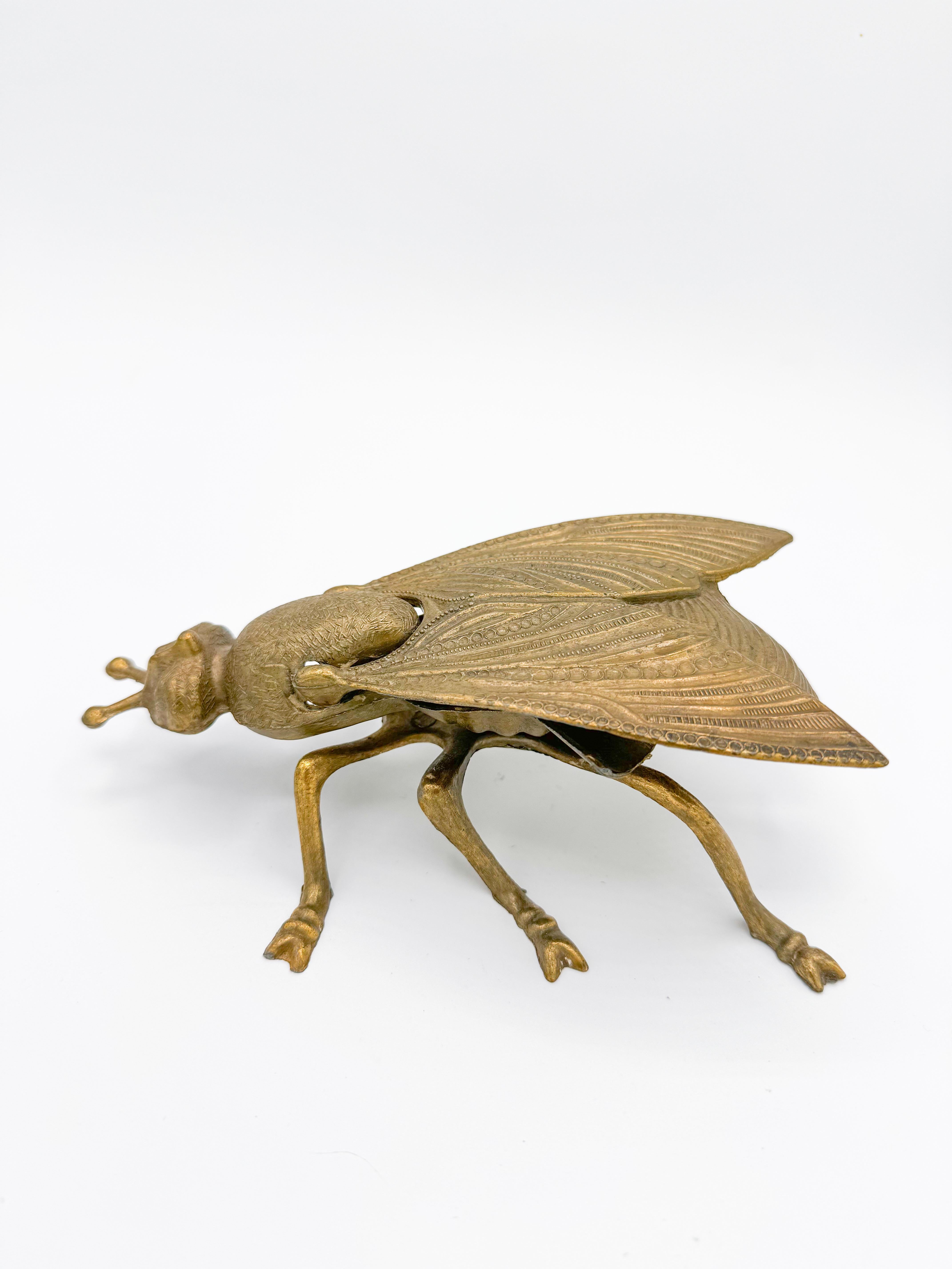 Italiano Posacenere da mosca in metallo vintage con coperchio a ribalta 1950 Italia , Figurina di mosca, metà del 20° secolo