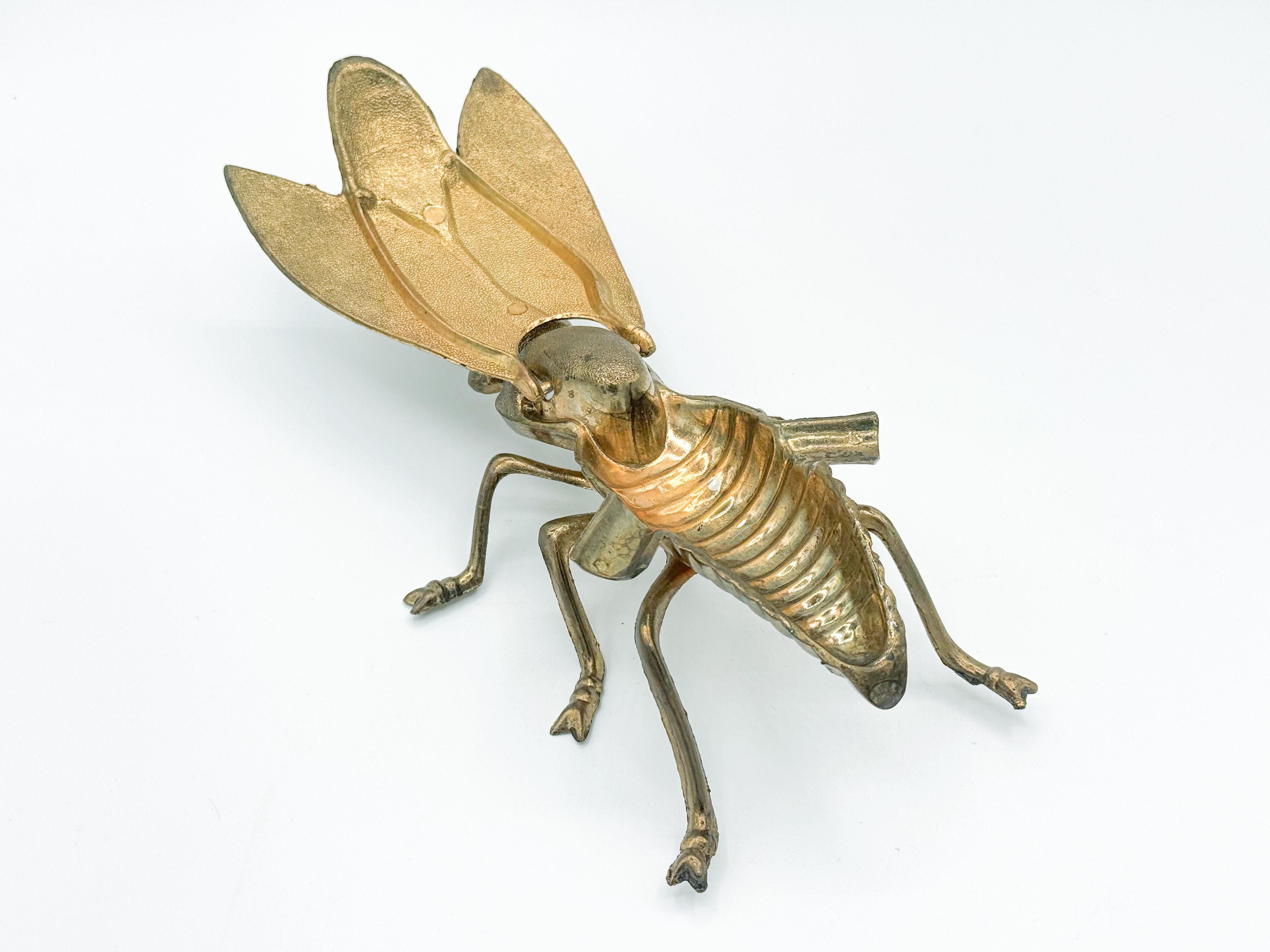 This unique Vintage Metal Fly Ashtray from the 1960s-1970s is a remarkable piece of mid-century design. Crafted in the shape of a fly, this versatile object can serve as both a functional ashtray or a striking decorative sculpture. The intricate