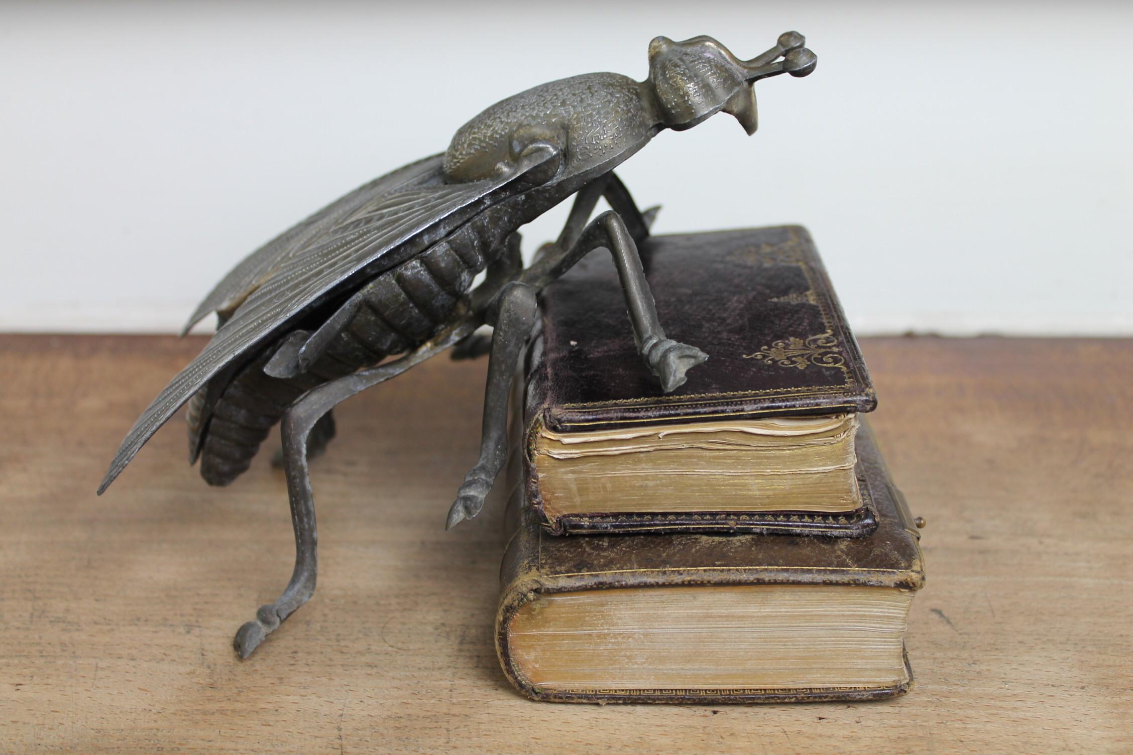 Vintage großen Maßstab Metall Fliege Aschenbecher:: Fliege Figur:: Fliege Skulptur:: Fliege Aschenbecher Kunst. 
Dieses Insekt Aschenbecher stammt aus den 1960-1970er Jahren. 
Die Fliege kann weiterhin als Aschenbecher oder als Dekorationsobjekt -