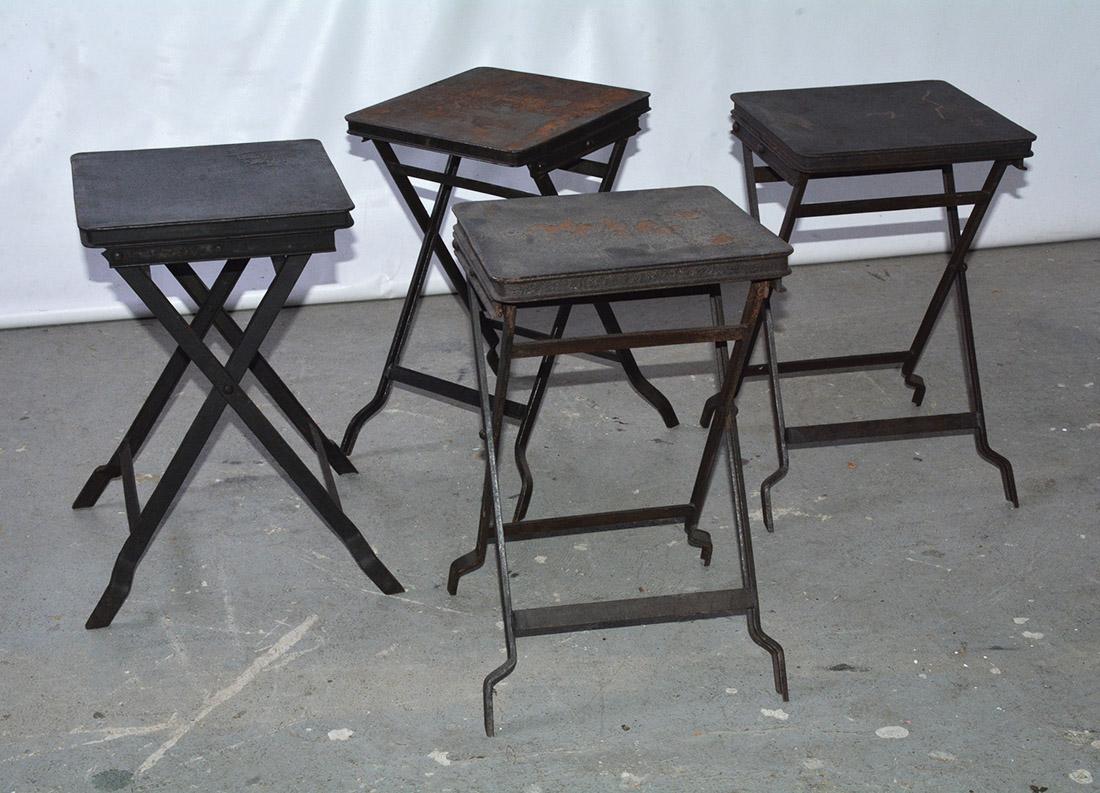 Ensemble de 4 chaises ou tabourets pliants de style industriel vintage français. Peut être utilisé comme table d'appoint, table d'extrémité, table occasionnelle ou siège supplémentaire. Facilement stockable ou déplaçable pour être utile dans de
