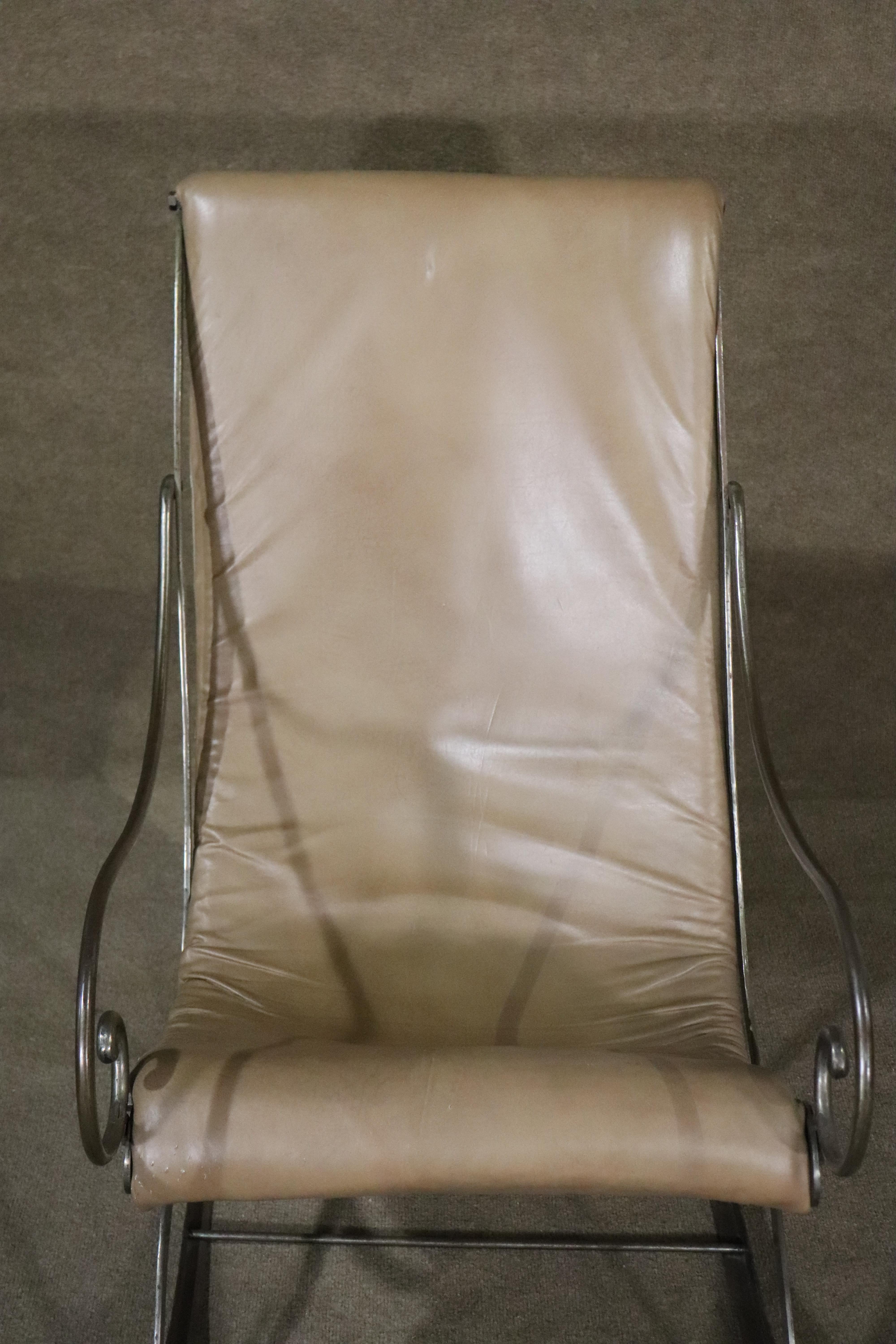 Rocking Chair mit Metallrahmen im Angebot 3