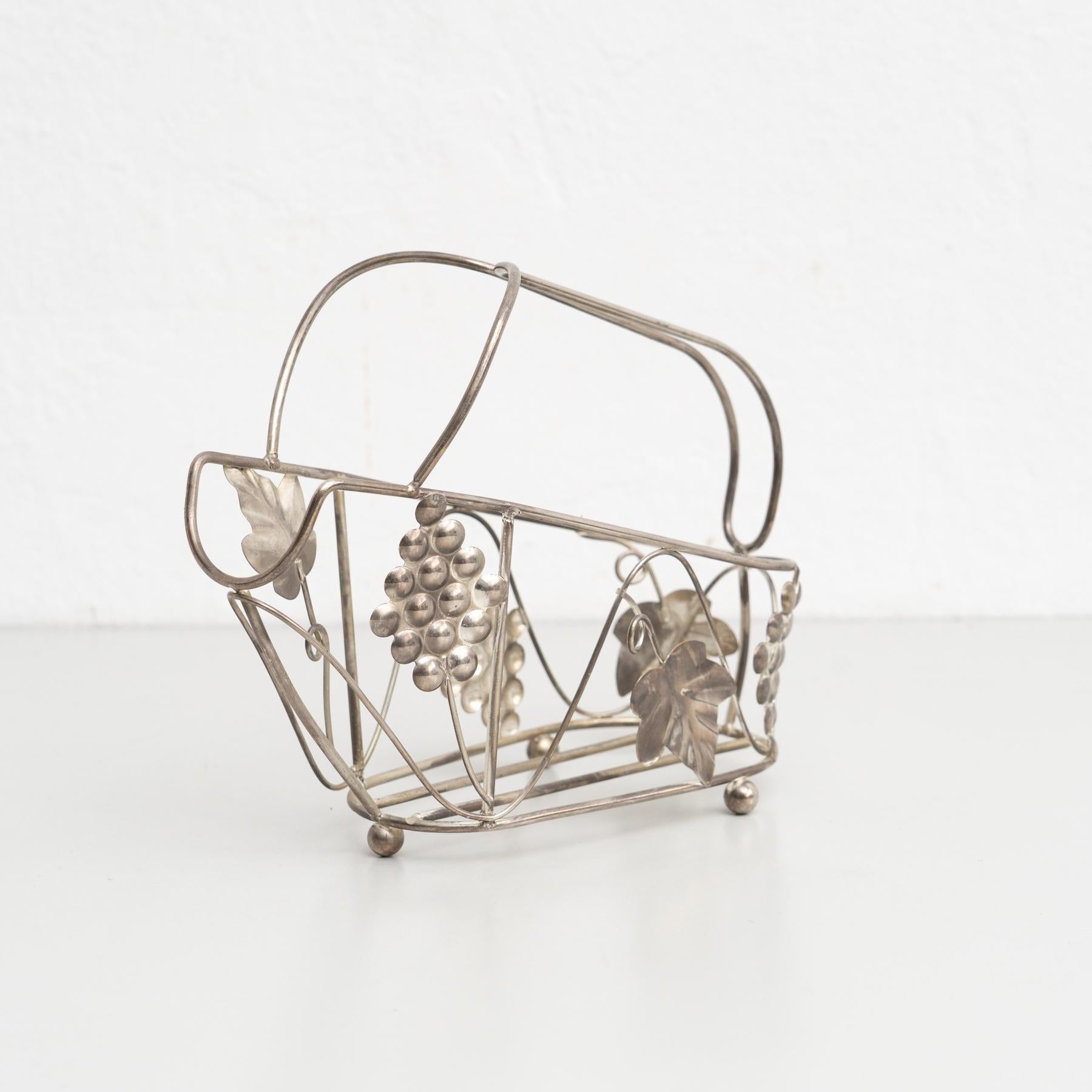 Portabottiglie vintage in metallo.    Prodotto in Spagna da un produttore sconosciuto, circa 1950    In condizioni originali, con lievi usure dovute all'età e all'uso, conserva una bella patina.    Materiali:  Metallo  Vetro.