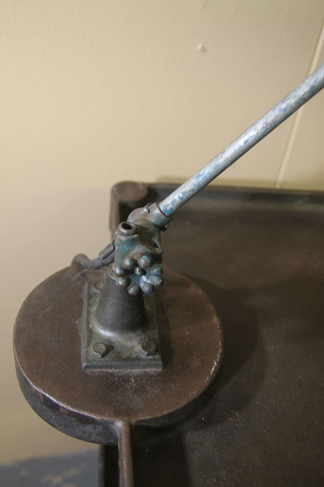 Américain Table de travail industrielle vintage en métal avec lampe blanche OC attachée en vente